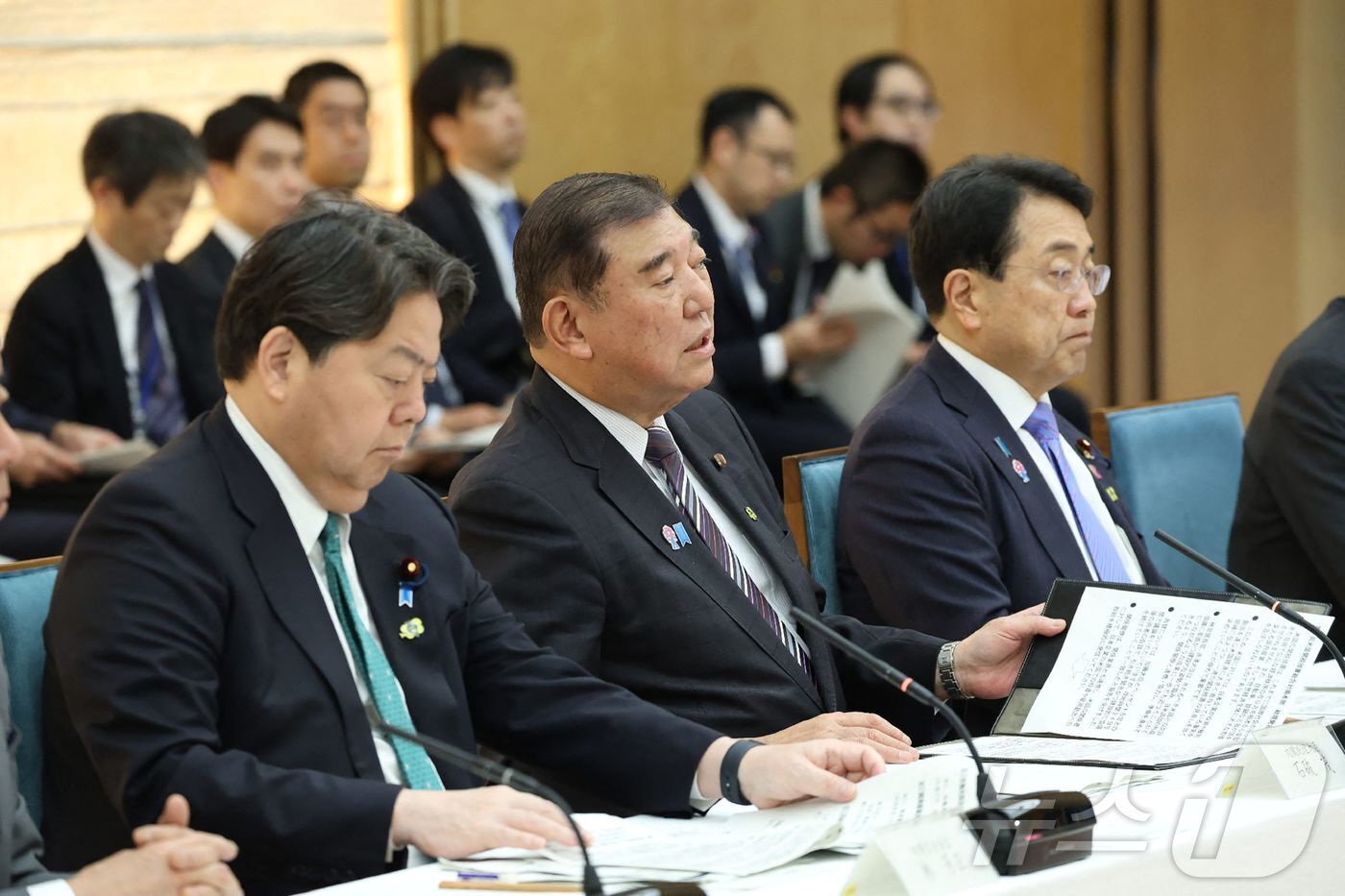 본문 이미지 - 이시바 시게루 일본 총리가 25일(현지시간) 도쿄 총리 관저에서 관세협상 대표인 아카자와 료세이 경제 재생상과 미국 관세 대책 TF 회의에 참석을 하고 있다. 2025.04.25 ⓒ AFP=뉴스1 ⓒ News1 우동명 기자