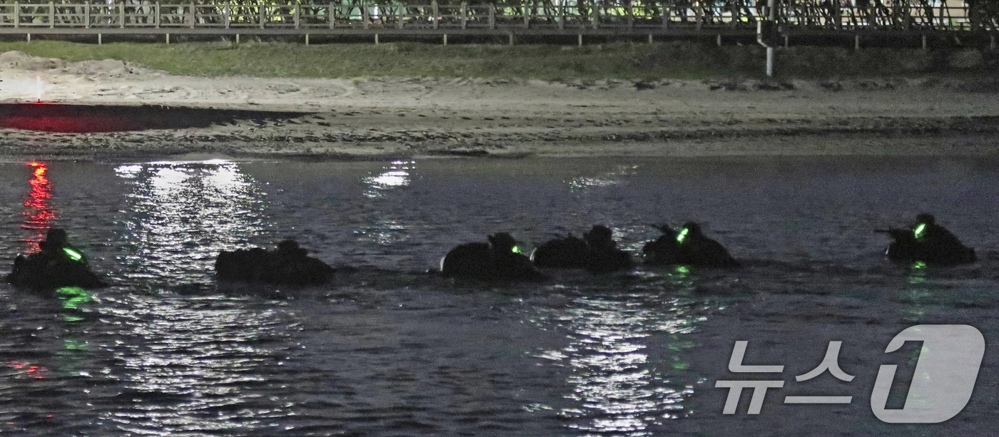 (포항=뉴스1) 최창호 기자 = 해병대 특수수색대대가 25일 경북 포항과 월성원자력본부 일원에서 대대종합전술훈련을 실시헸다.전시 작지종심작전 수행능력을 강화하기 위해 실시된 훈련에 …