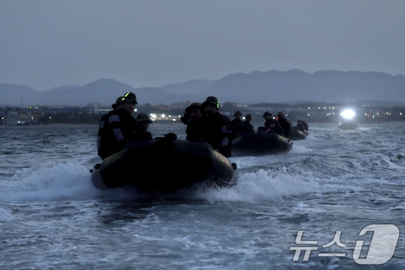 (포항=뉴스1) 최창호 기자 = 해병대 특수수색대대가 25일 경북 포항과 월성원자력본부 일원에서 대대종합전술훈련을 실시헸다.전시 작지종심작전 수행능력을 강화하기 위해 실시된 훈련에 …