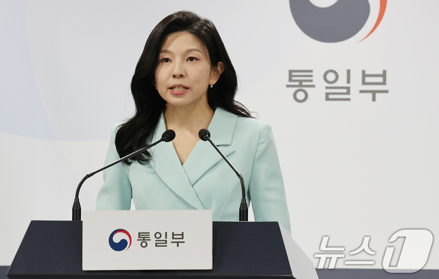 (서울=뉴스1) 임세영 기자 = 김인애 통일부 부대변인이 25일 서울 종로구 정부서울청사에서 정례브리핑을 하고 있다.  2025.4.25/뉴스1