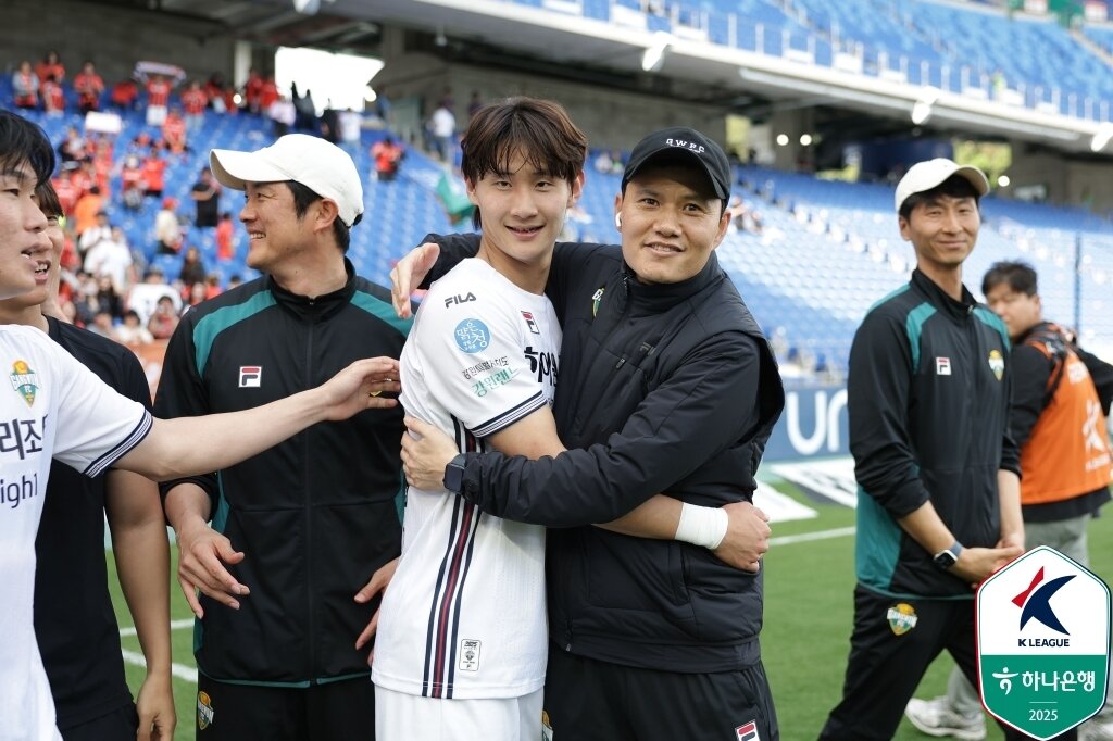 본문 이미지 - 정경호 감독의 강원은 서서히 상승세를 타고 있다. 강호 광주와 울산을 모두 잡고 2연승 중이다. (한국프로축구연맹 제공)