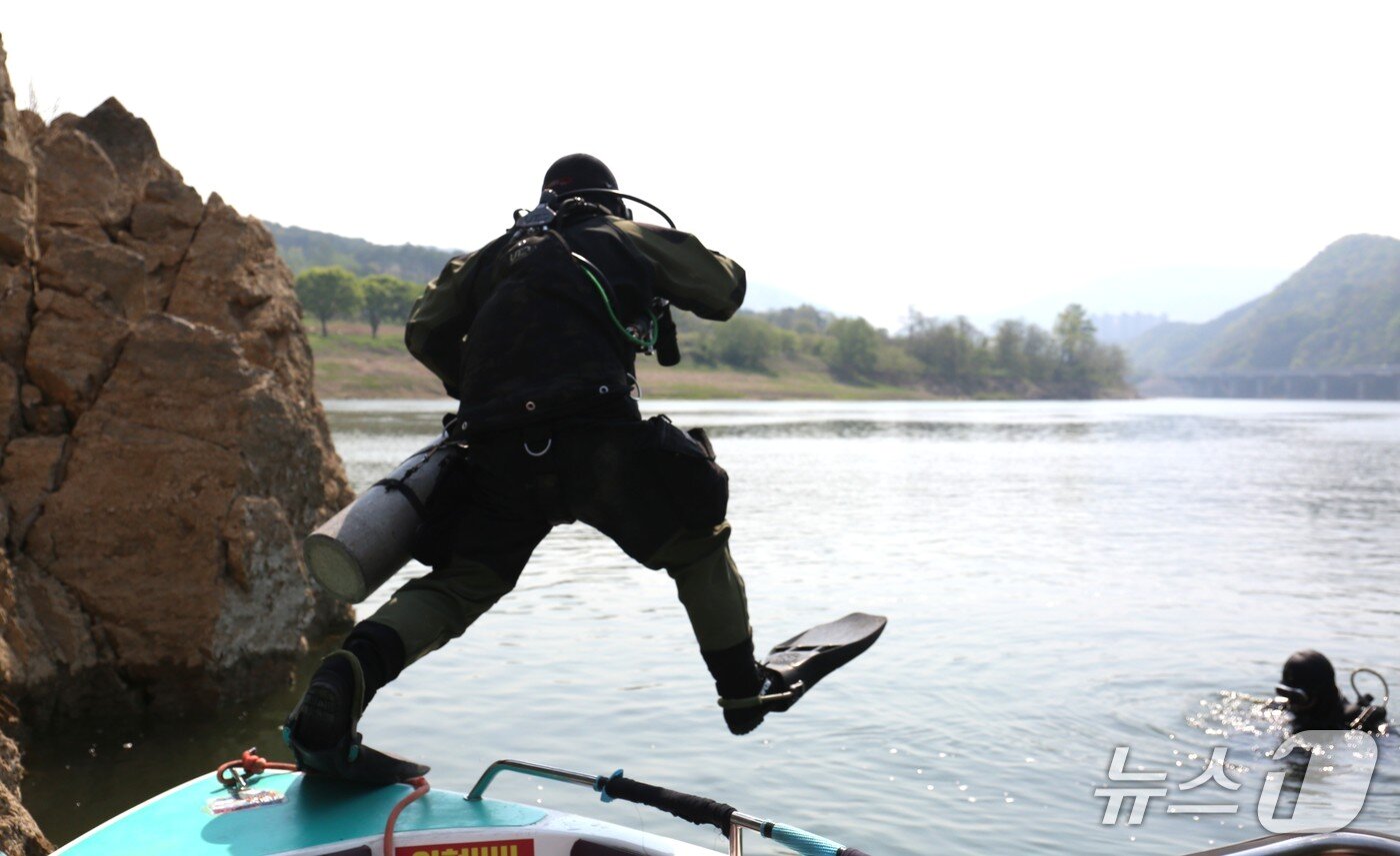 본문 이미지 - 박재석 수중지질 조사팀 잠수사가 단양 도담삼봉을 조사하기 위해 물속으로 뛰어들고 있다.2025.4.25./뉴스1 ⓒ News1 손도언 기자 