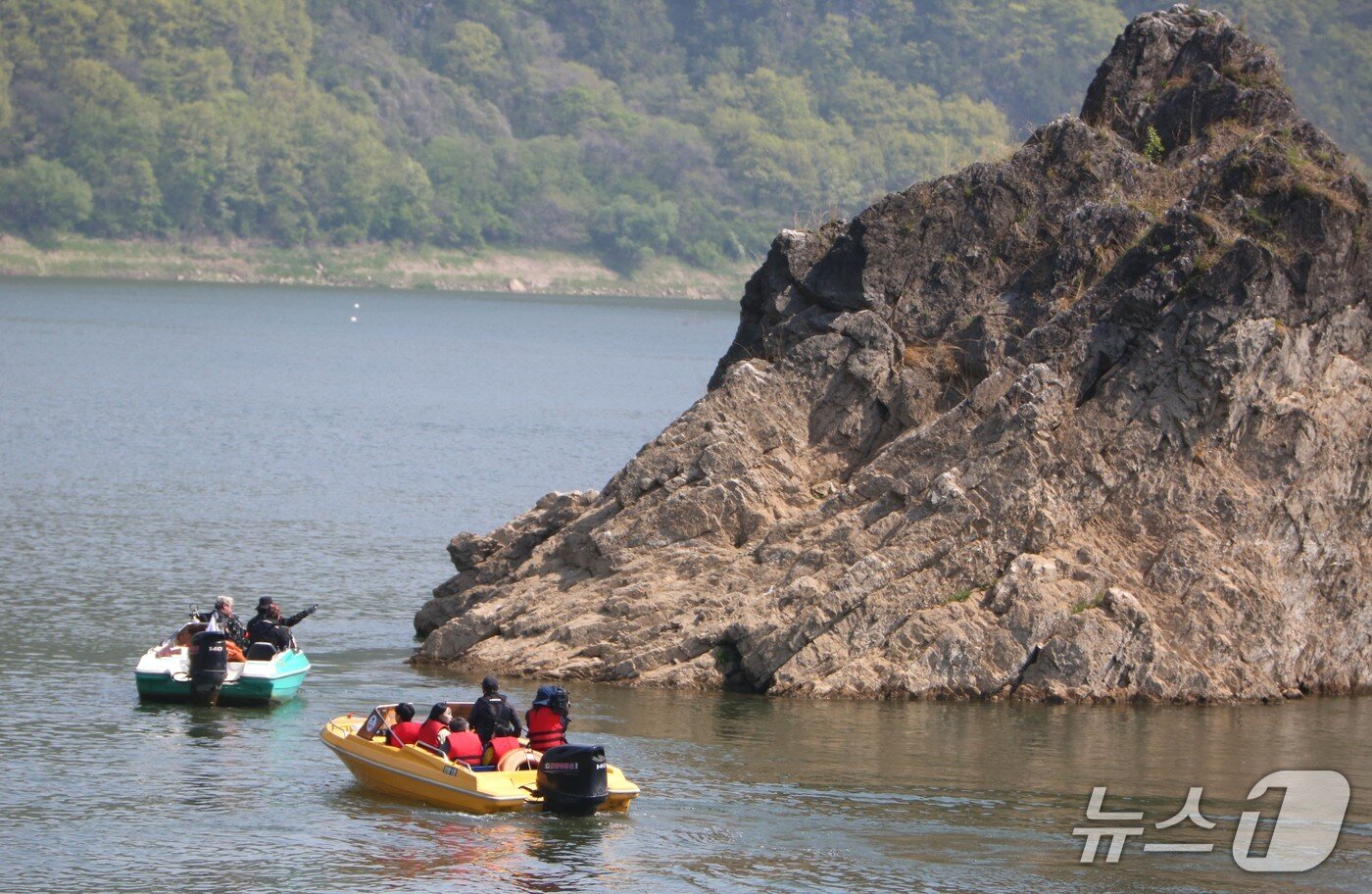 본문 이미지 - 김 련 한국동굴연구소 박사 등 수중질지 조사팀이 단양 도담삼봉 외형을 살펴보고 있다.2025.4.25./뉴스1 ⓒ News1 손도언 기자 