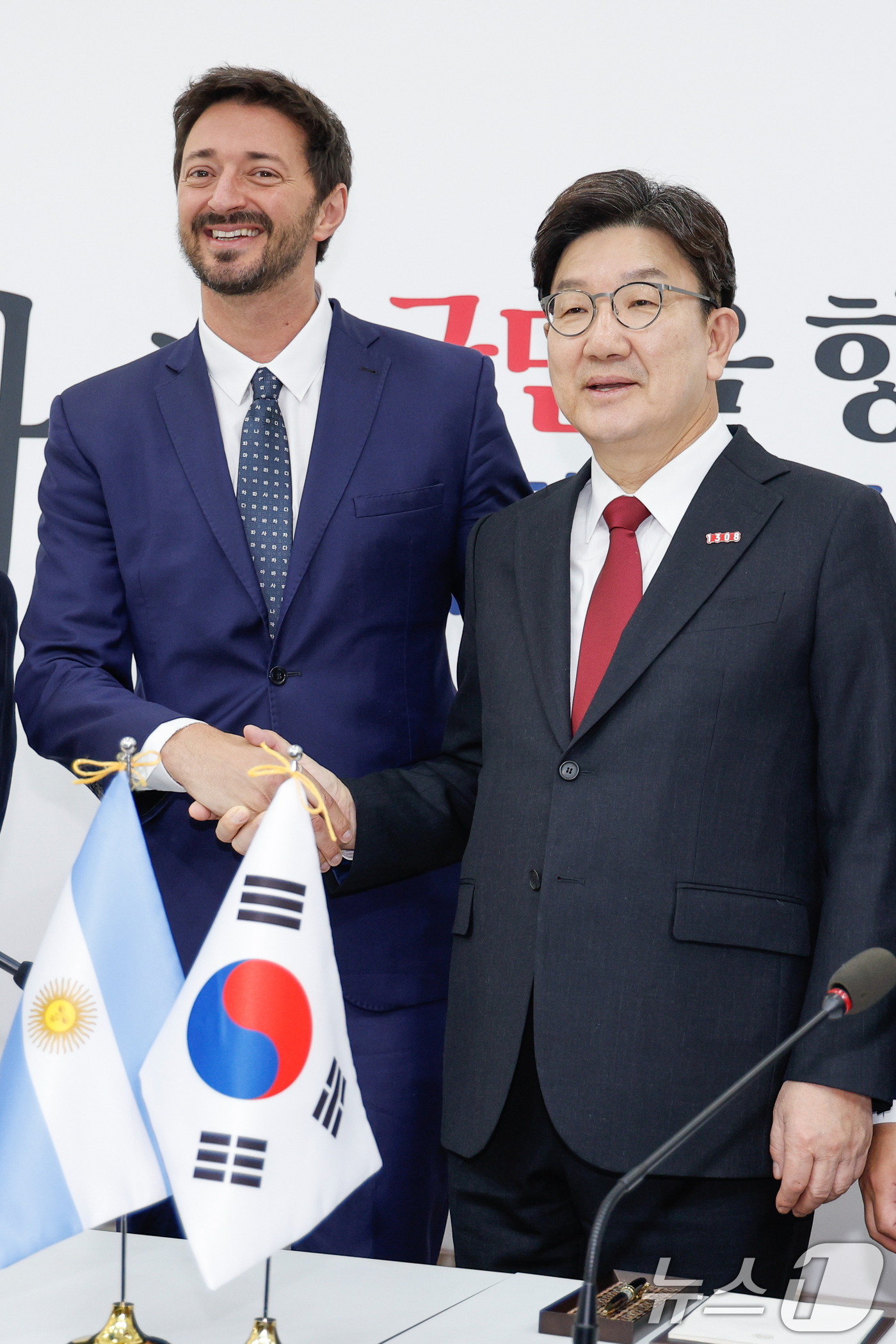 (서울=뉴스1) 안은나 기자 = 권성동 국민의힘 원내대표가 25일 오전 서울 여의도 국회에서 아르헨티나-한국의원친선협회장인 마르틴 예사(Martin Yeza) 아르헨티나 하원 의원 …