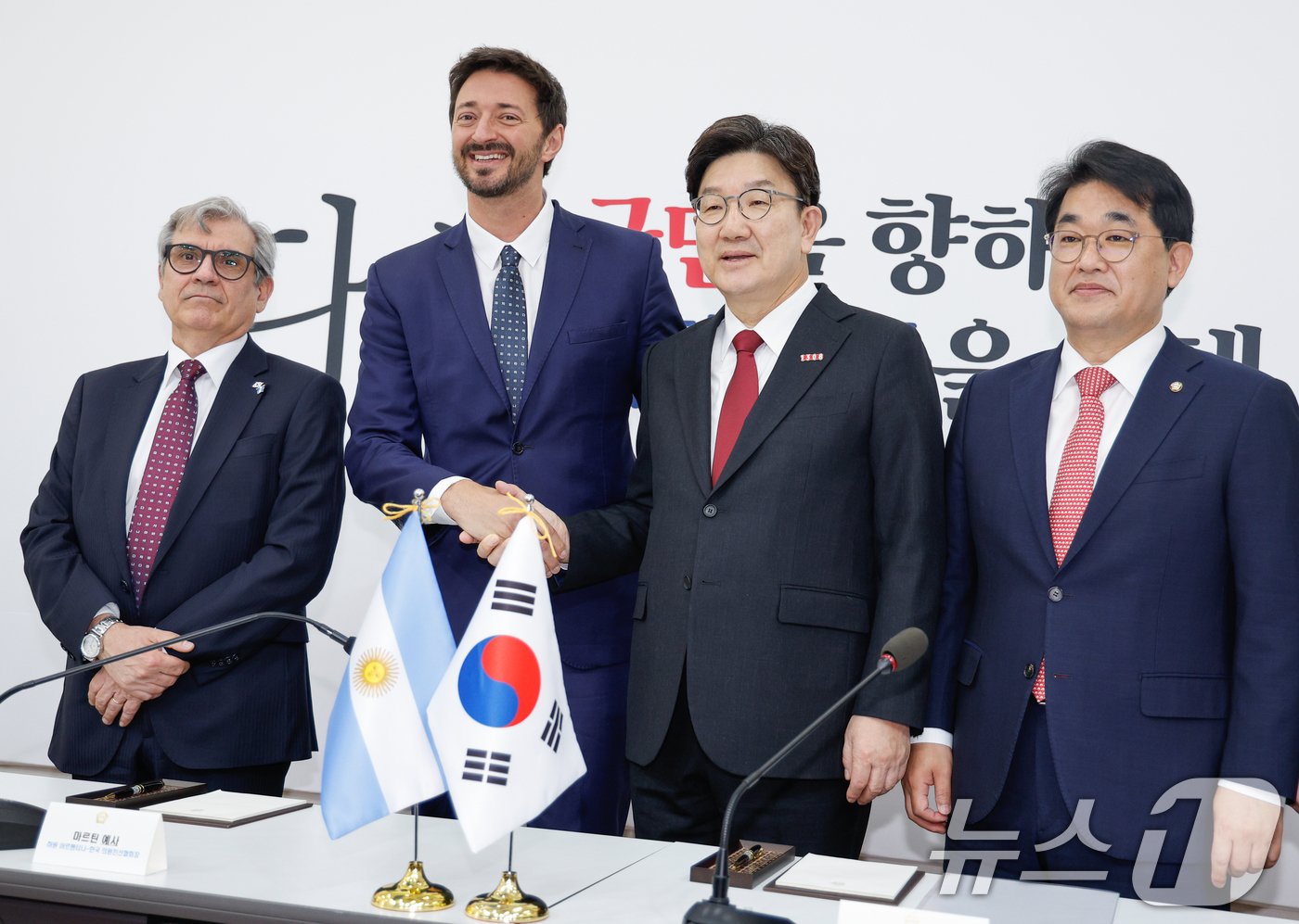 (서울=뉴스1) 안은나 기자 = 권성동 국민의힘 원내대표가 25일 오전 서울 여의도 국회에서 아르헨티나-한국의원친선협회장인 마르틴 예사(Martin Yeza) 아르헨티나 하원 의원 …