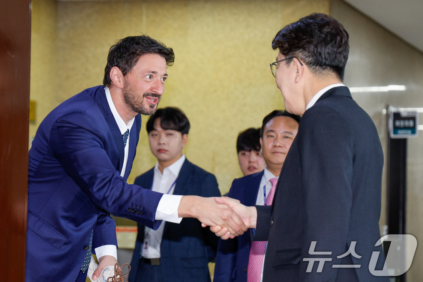 (서울=뉴스1) 안은나 기자 = 권성동 국민의힘 원내대표가 25일 오전 서울 여의도 국회에서 아르헨티나-한국의원친선협회장인 마르틴 예사(Martin Yeza) 아르헨티나 하원 의원 …