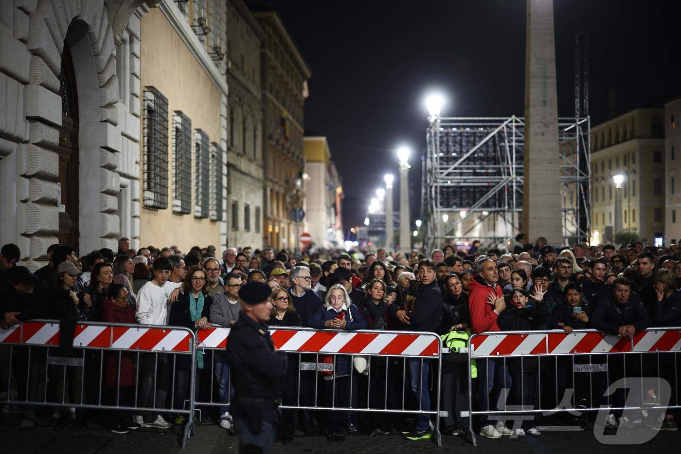 본문 이미지 - 24일&#40;현지시간&#41; 향년 88세로 선종한 프란치스코 교황의 유해가 안치된 바티칸의 성 베드로 대성당으로 가는 도로에 조문객들이 줄을 서 있다. 2025.04.25 ⓒ AFP=뉴스1 ⓒ News1 우동명 기자