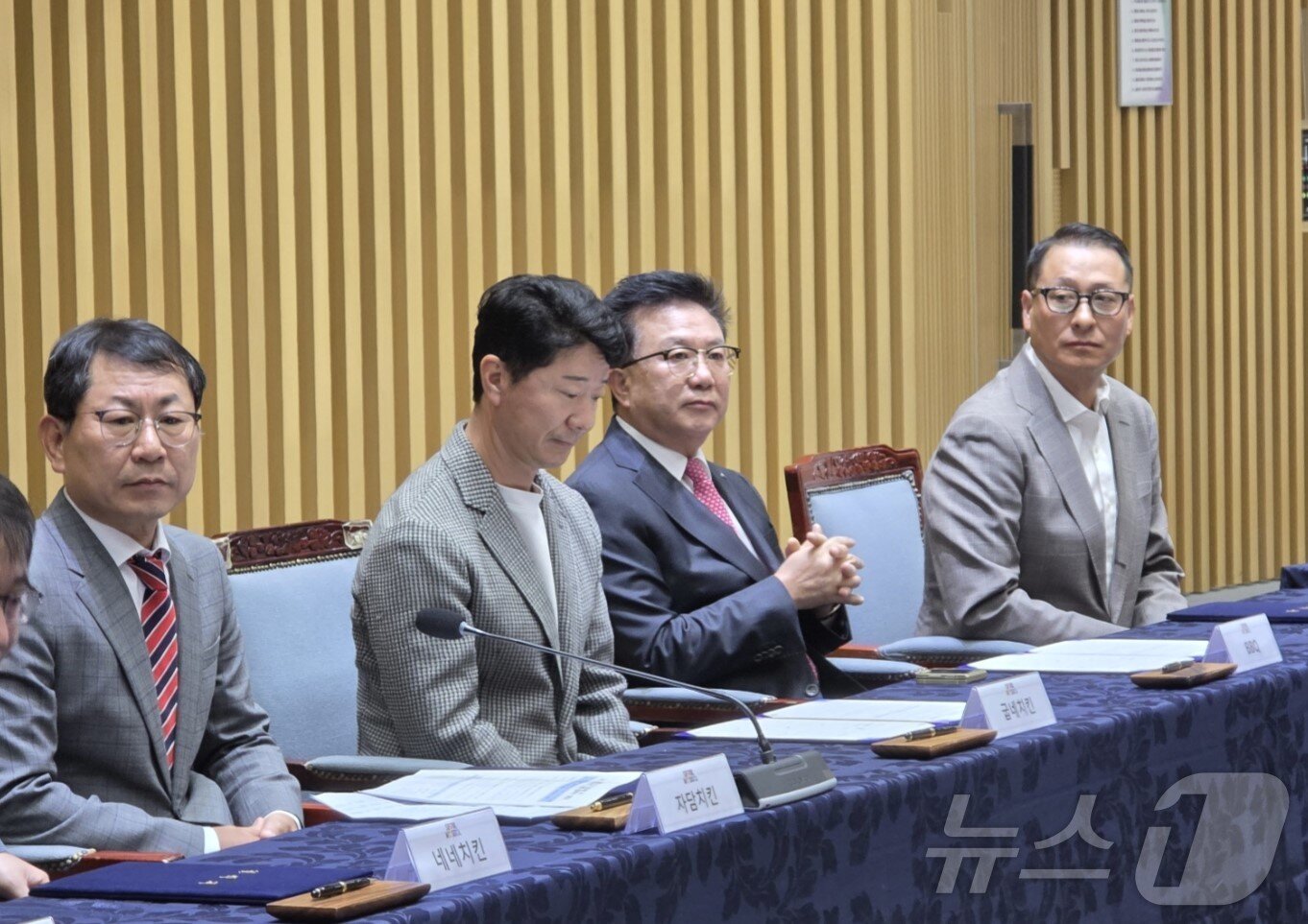본문 이미지 - 서울시 공공배달앱 활성화를 위해 서울시와 신한은행, 치킨프랜차이즈 업체들이 25일 협약식을 진행했다. 왼쪽부터 나명석 자담치킨 회장,  홍경호 굽네치킨 대표, 김태천 BBQ 부회장, 송호섭 다이닝브랜즈그룹 대표. ⓒ News1 이형진 기자