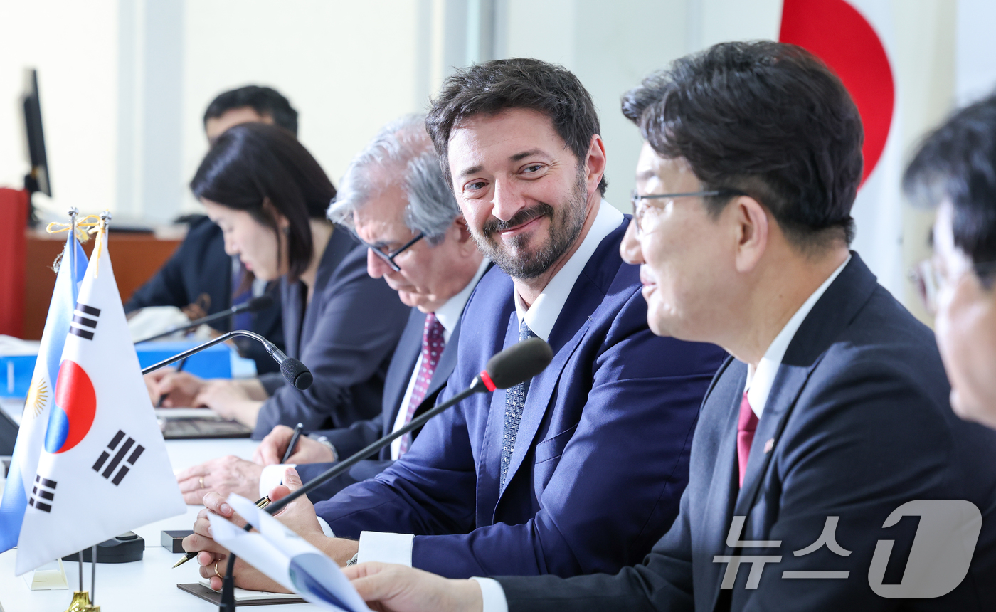 (서울=뉴스1) 안은나 기자 = 아르헨티나-한국의원친선협회장인 마르틴 예사(Martin Yeza) 아르헨티나 하원 의원이 25일 오전 서울 여의도 국회를 찾아 권성동 국민의힘 원내 …