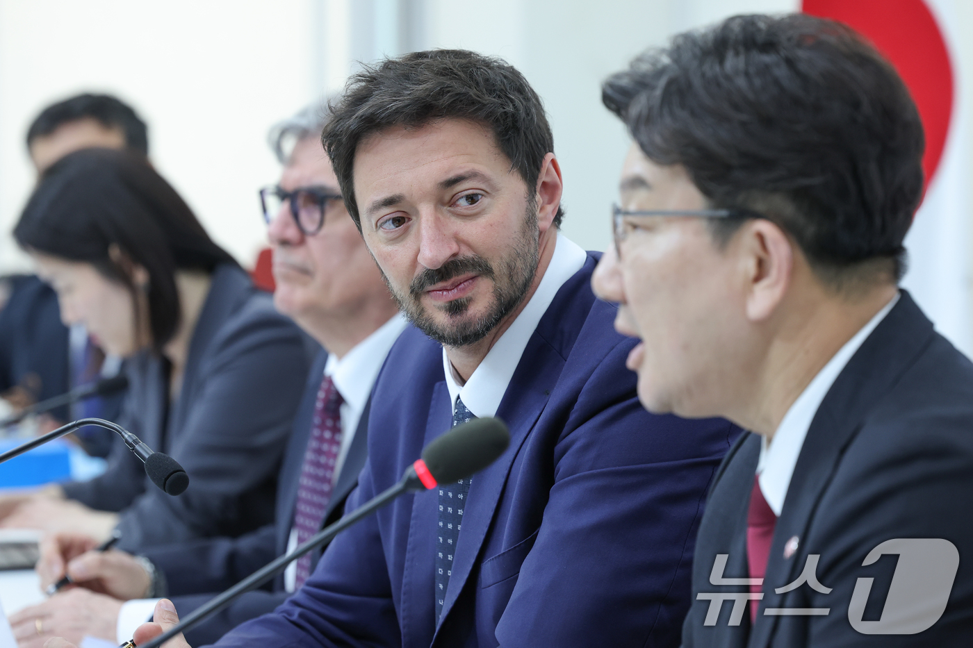 (서울=뉴스1) 안은나 기자 = 아르헨티나-한국의원친선협회장인 마르틴 예사(Martin Yeza) 아르헨티나 하원 의원이 25일 오전 서울 여의도 국회를 찾아 권성동 국민의힘 원내 …