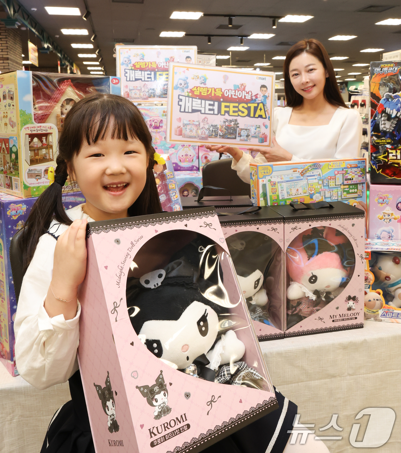 (서울=뉴스1) 허경 기자 = 25일 이마트 용산점에서 모델들이 어린이날을 앞두고 마이멜로디, 티니핑 등 인기 캐릭터 완구 할인 행사를 알리고 있다. 2025.4.25/뉴스1