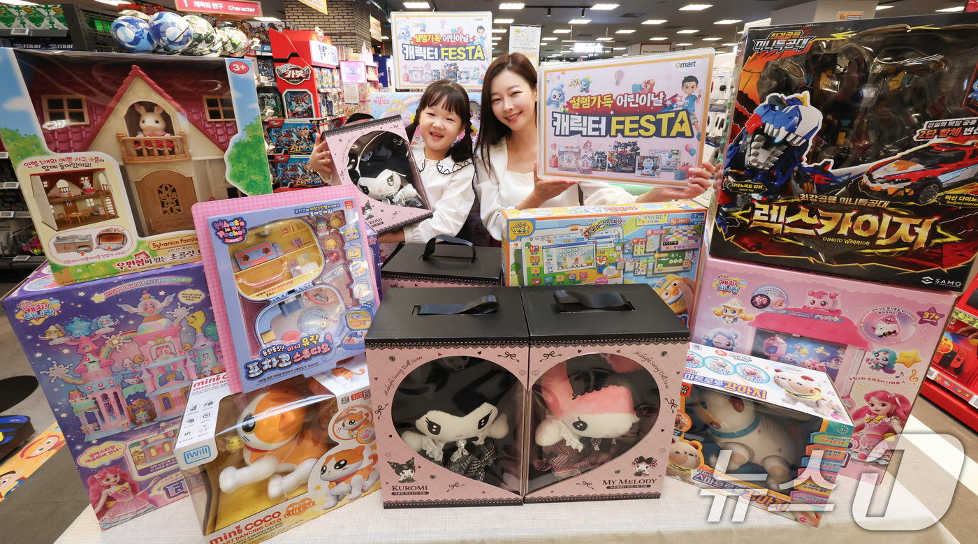 (서울=뉴스1) 허경 기자 = 25일 이마트 용산점에서 모델들이 어린이날을 앞두고 마이멜로디, 티니핑 등 인기 캐릭터 완구 할인 행사를 알리고 있다. 2025.4.25/뉴스1