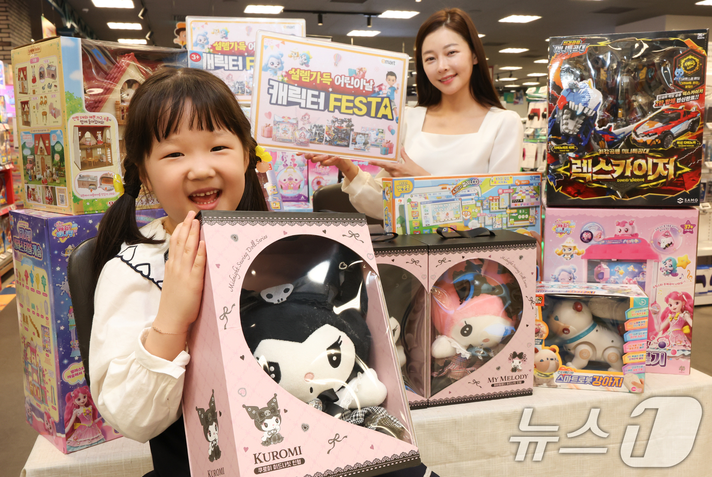 (서울=뉴스1) 허경 기자 = 25일 이마트 용산점에서 모델들이 어린이날을 앞두고 마이멜로디, 티니핑 등 인기 캐릭터 완구 할인 행사를 알리고 있다. 2025.4.25/뉴스1