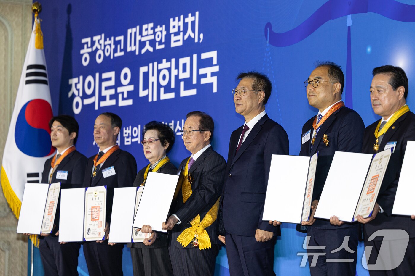 본문 이미지 - 박성재 법무부 장관이 25일 경기 과천정부청사에서 열린 법의 날 기념식에서 유공자 표창을 마치고 기념촬영하고 있다. 2025.4.25/뉴스1 ⓒ News1 이승배 기자