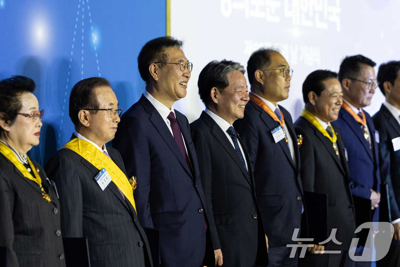 (서울=뉴스1) 이승배 기자 = 박성재 법무부 장관이 25일 경기 과천정부청사에서 열린 법의 날 기념식에서 유공자 표창을 마치고 기념촬영하고 있다. 2025.4.25/뉴스1