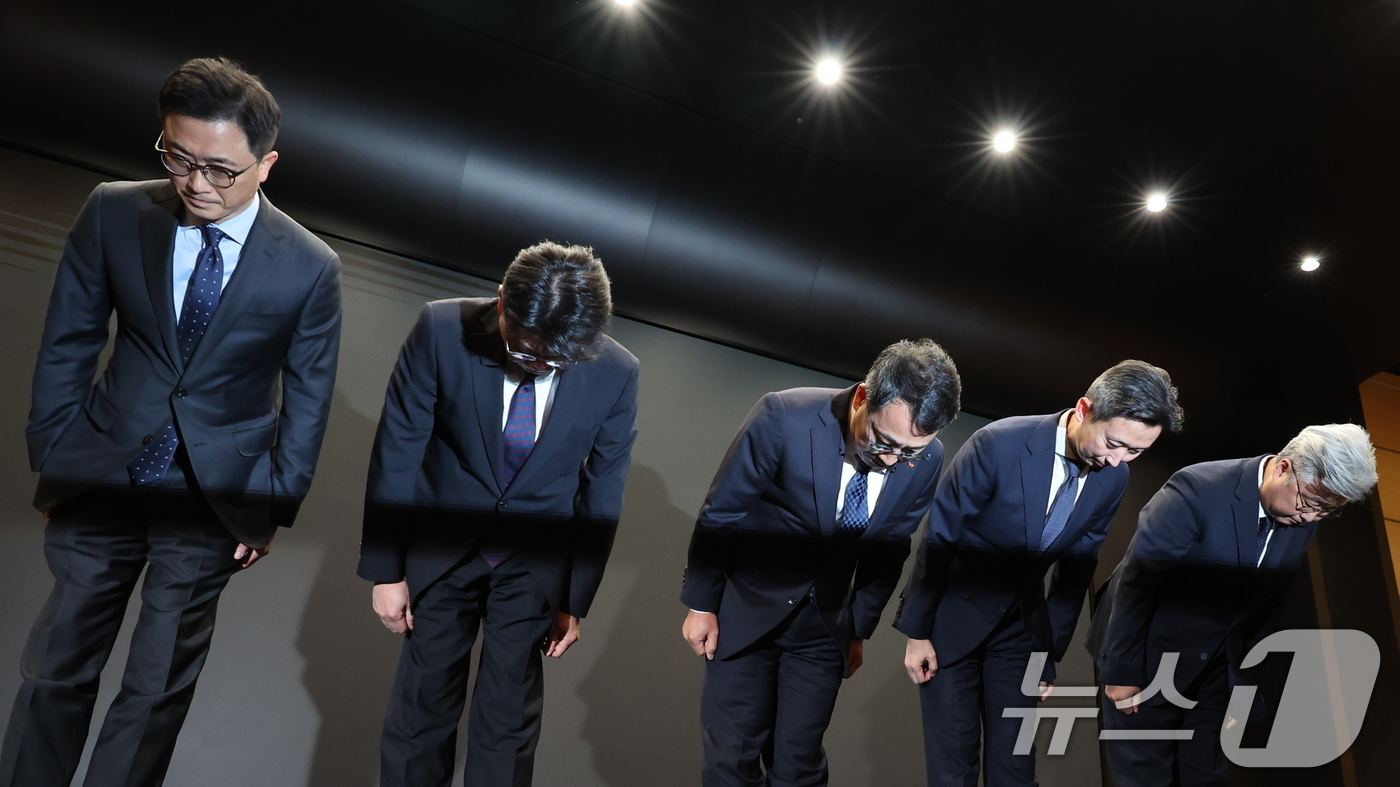 (서울=뉴스1) 이동해 기자 = 유영상 SK텔레콤 대표이사를 비롯한 임원들이 25일 서울 중구 SKT타워에서 SK텔레콤 이용자 유심(USIM) 정보가 해커 공격으로 유출된 것과 관 …