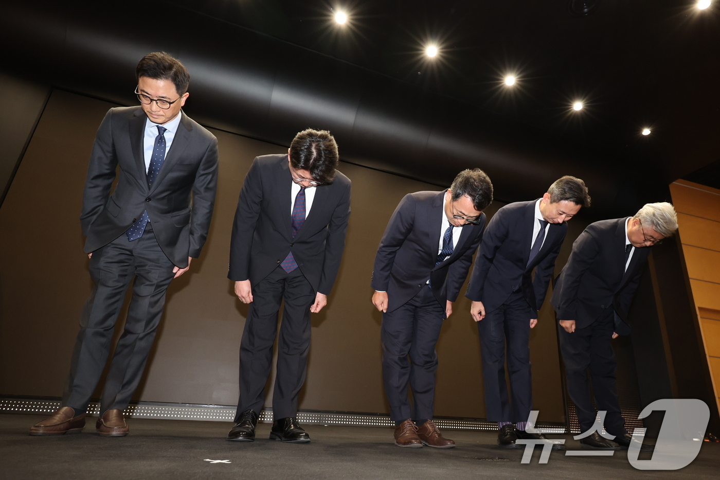 (서울=뉴스1) 이동해 기자 = 유영상 SK텔레콤 대표이사를 비롯한 임원들이 25일 서울 중구 SKT타워에서 SK텔레콤 이용자 유심(USIM) 정보가 해커 공격으로 유출된 것과 관 …