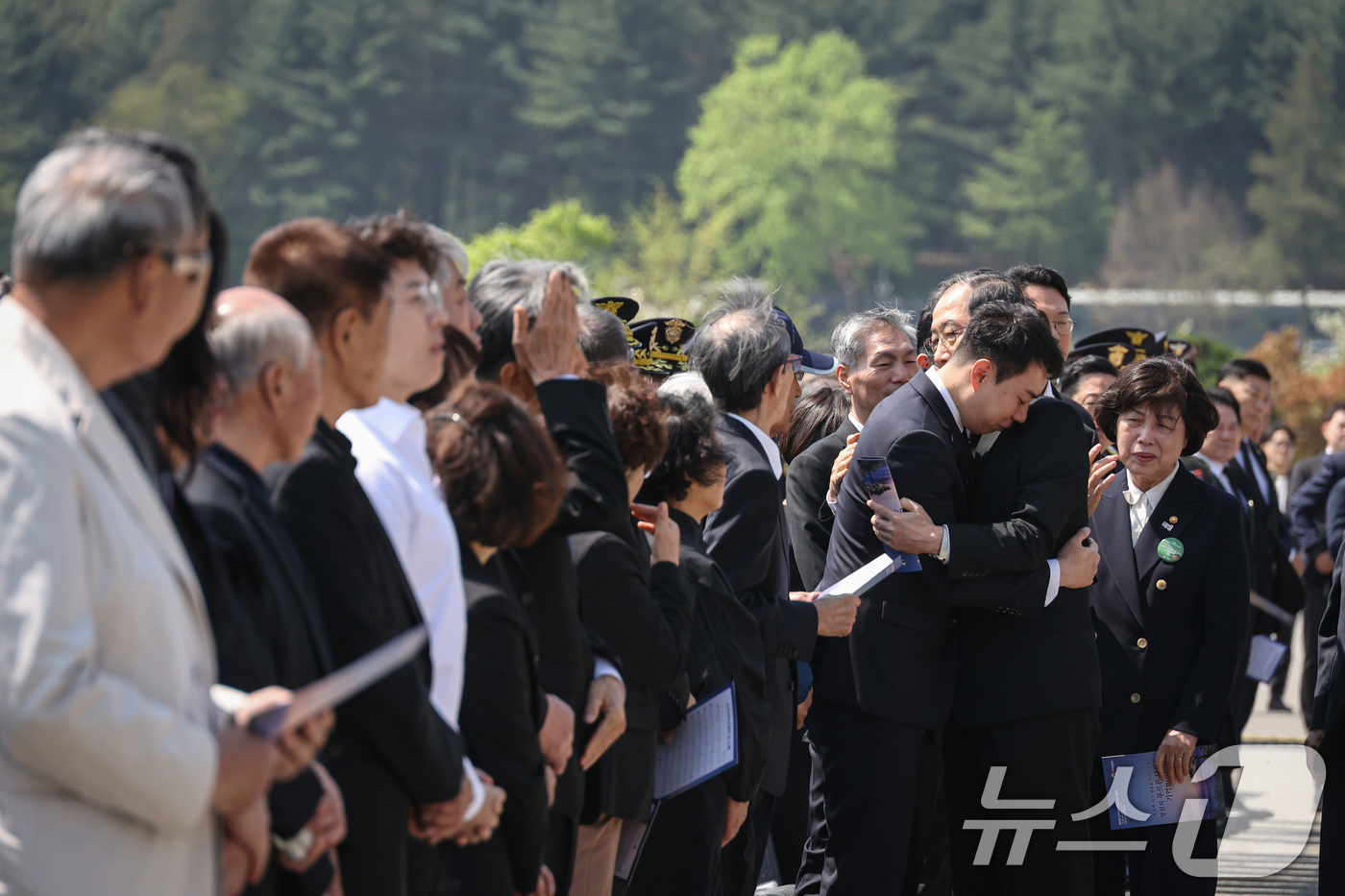 (서울=뉴스1) 임세영 기자 = 한덕수 대통령 권한대행 국무총리가 25일 대전 유성구 국립대전현충원에서 열린 제2회 순직의무군경의 날 기념식에 참석해 유가족을 위로하고 있다. (총 …