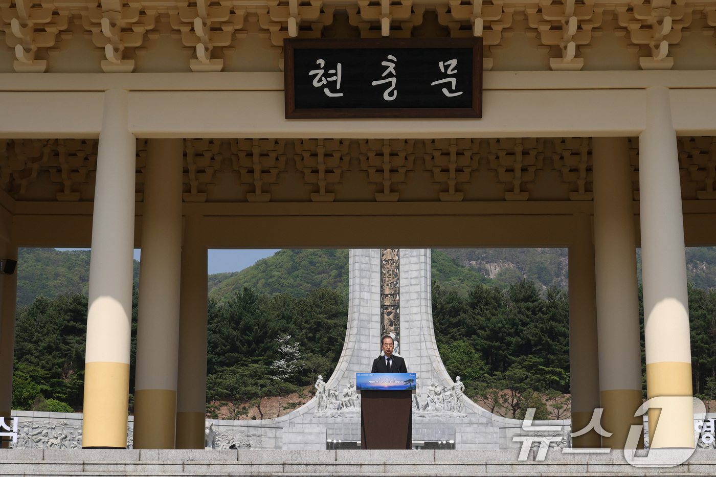 (서울=뉴스1) 임세영 기자 = 한덕수 대통령 권한대행 국무총리가 25일 대전 유성구 국립대전현충원에서 열린 제2회 순직의무군경의 날 기념식에 참석해 기념사를 하고 있다. (총리실 …