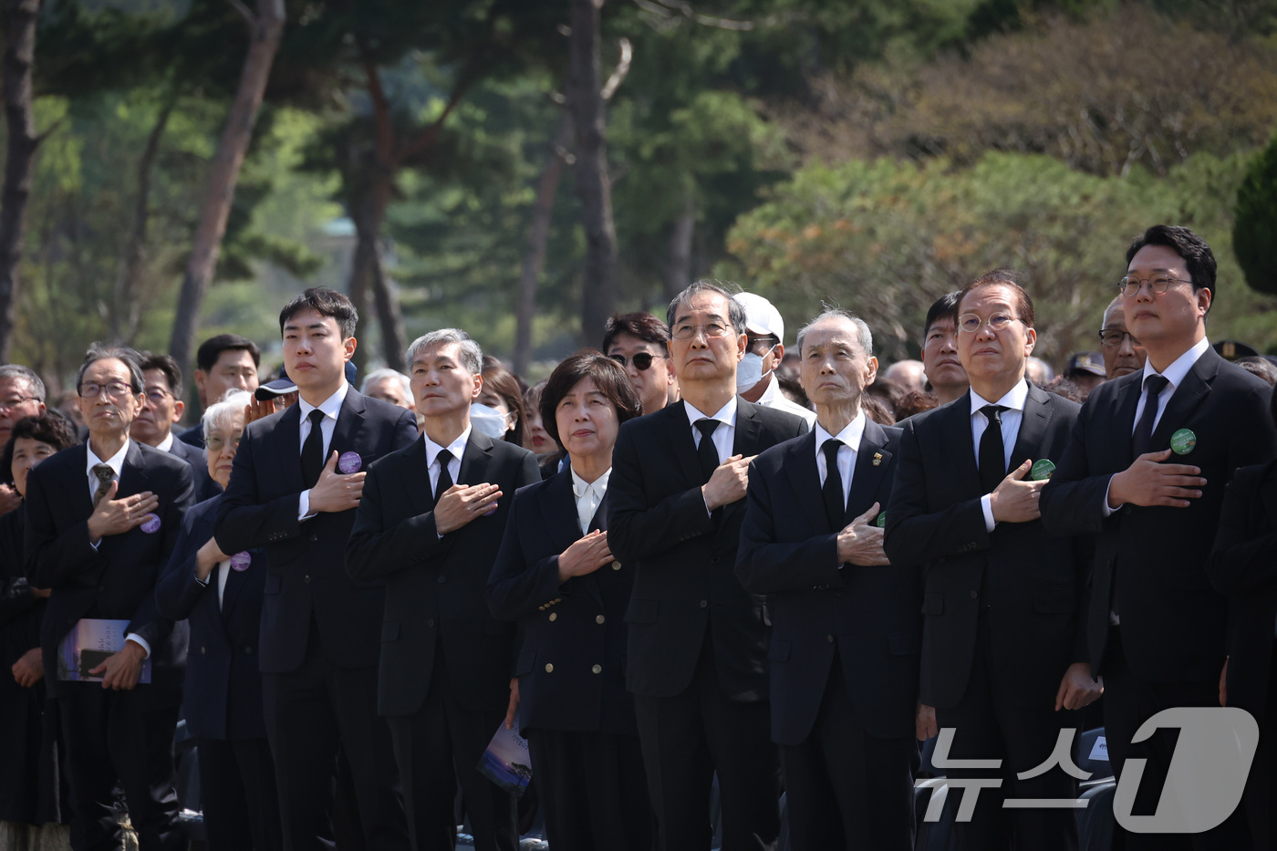 (서울=뉴스1) 임세영 기자 = 한덕수 대통령 권한대행 국무총리가 25일 대전 유성구 국립대전현충원에서 열린 제2회 순직의무군경의 날 기념식에 참석해 국민의례를 하고 있다. (총리 …