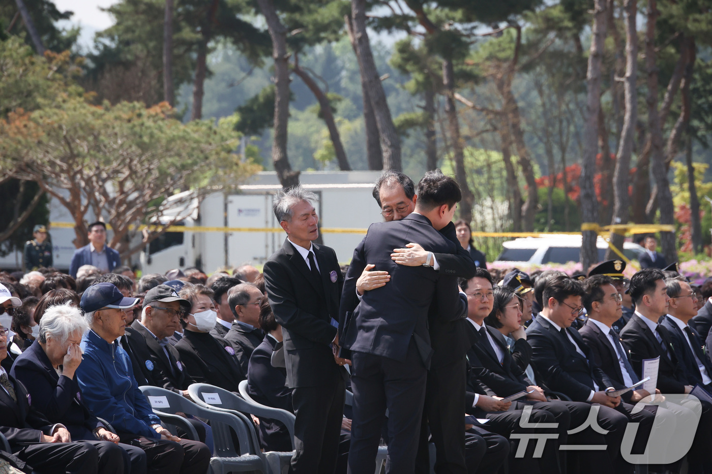 (서울=뉴스1) 임세영 기자 = 한덕수 대통령 권한대행 국무총리가 25일 대전 유성구 국립대전현충원에서 열린 제2회 순직의무군경의 날 기념식에 참석해 유가족을 위로하고 있다. (총 …