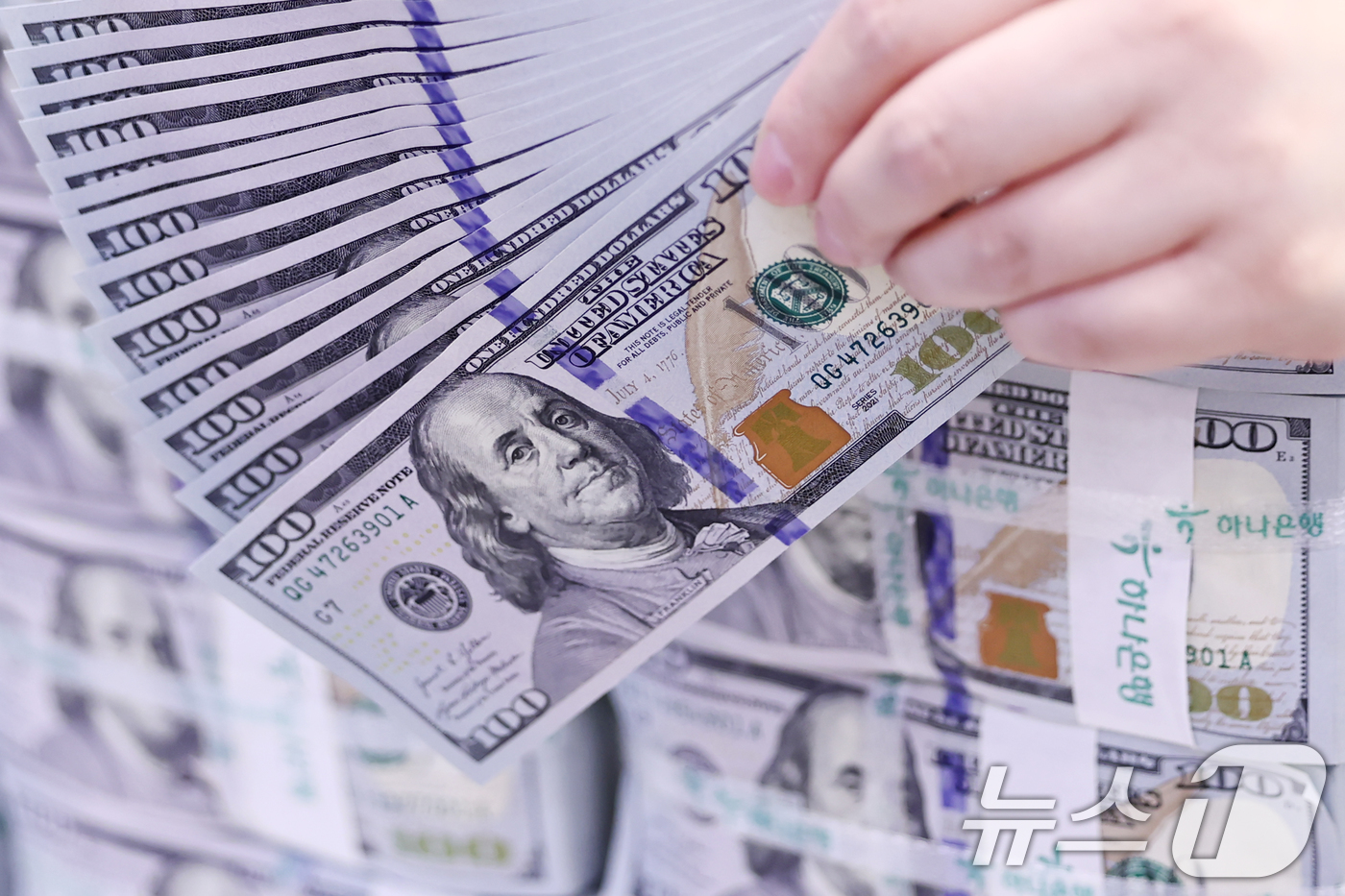 (서울=뉴스1) 민경석 기자 = 도널드 트럼프 미국 대통령의 관세 정책 여파로 미국 주식과 국채, 달러가 동시에 투매되는 '셀 아메리카(Sell America)' 현상이 일어나며 …