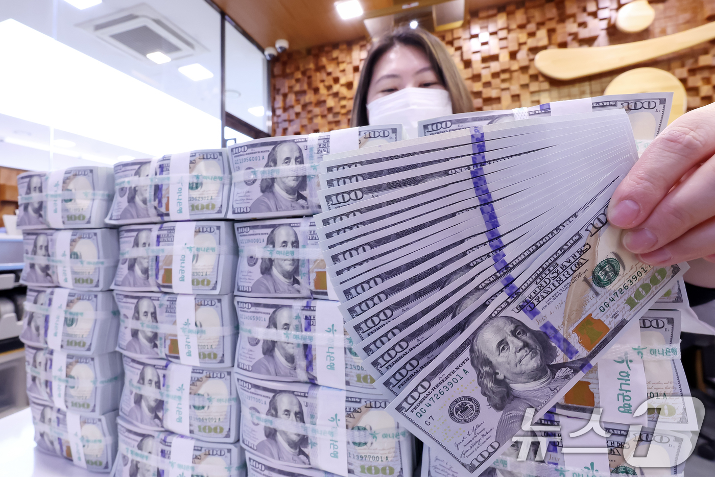 (서울=뉴스1) 민경석 기자 = 도널드 트럼프 미국 대통령의 관세 정책 여파로 미국 주식과 국채, 달러가 동시에 투매되는 '셀 아메리카(Sell America)' 현상이 일어나며 …