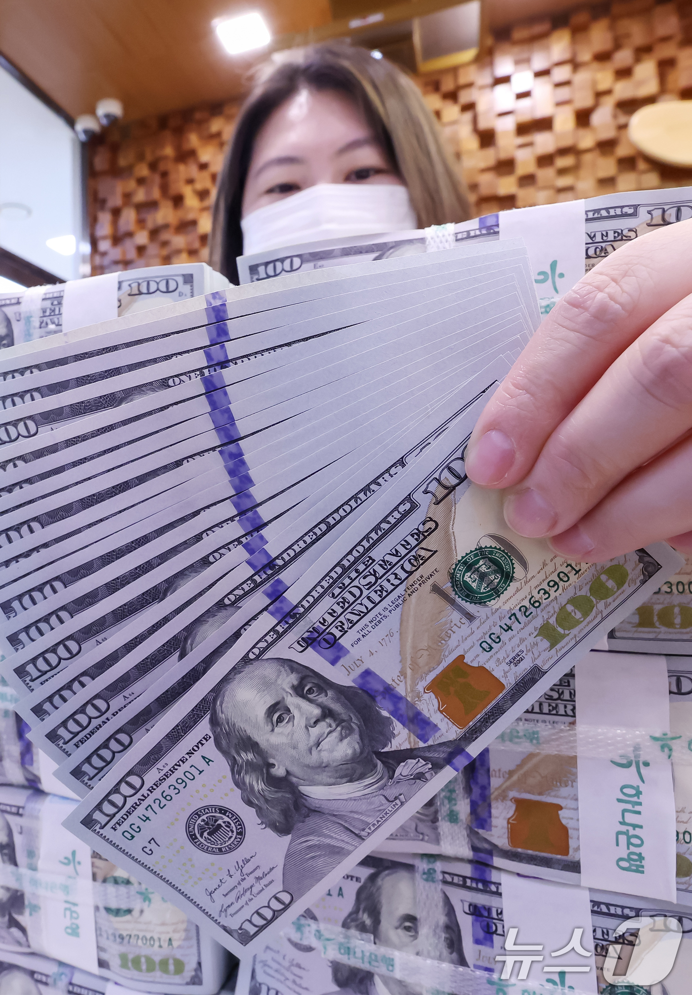 (서울=뉴스1) 민경석 기자 = 도널드 트럼프 미국 대통령의 관세 정책 여파로 미국 주식과 국채, 달러가 동시에 투매되는 '셀 아메리카(Sell America)' 현상이 일어나며 …