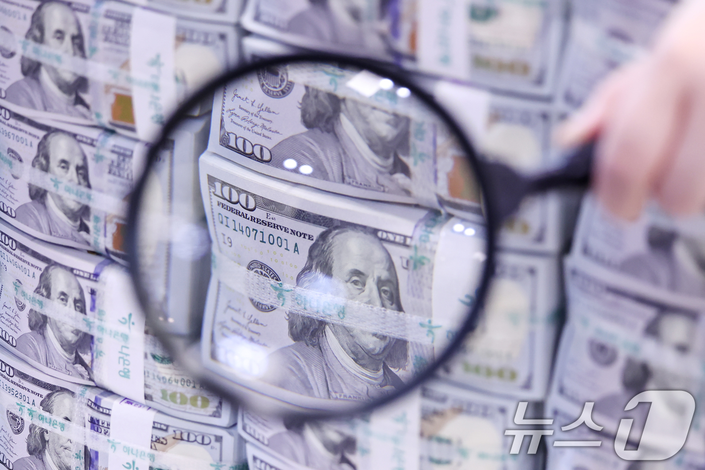 (서울=뉴스1) 민경석 기자 = 도널드 트럼프 미국 대통령의 관세 정책 여파로 미국 주식과 국채, 달러가 동시에 투매되는 '셀 아메리카(Sell America)' 현상이 일어나며 …