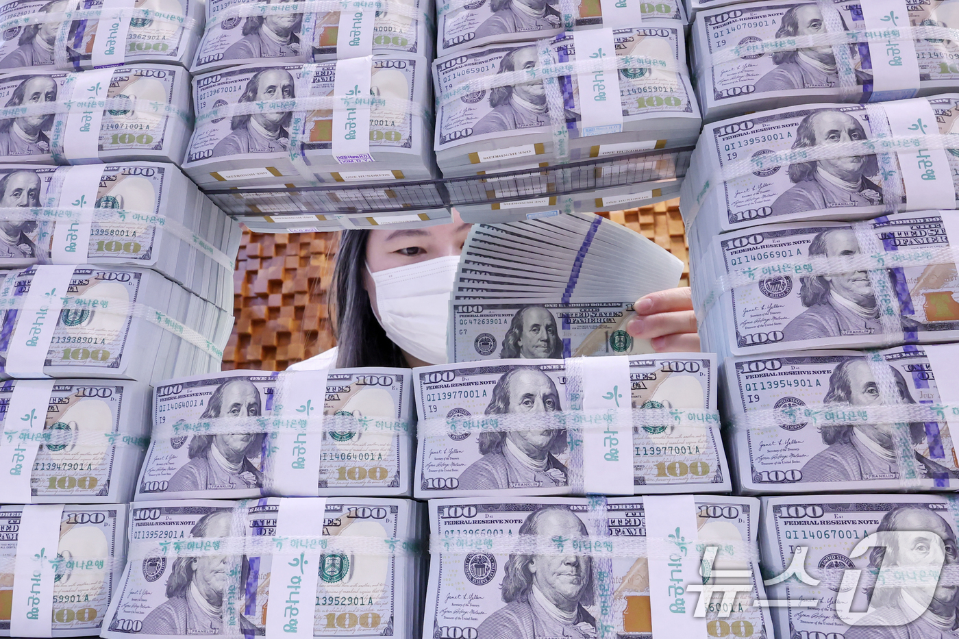 (서울=뉴스1) 민경석 기자 = 도널드 트럼프 미국 대통령의 관세 정책 여파로 미국 주식과 국채, 달러가 동시에 투매되는 '셀 아메리카(Sell America)' 현상이 일어나며 …