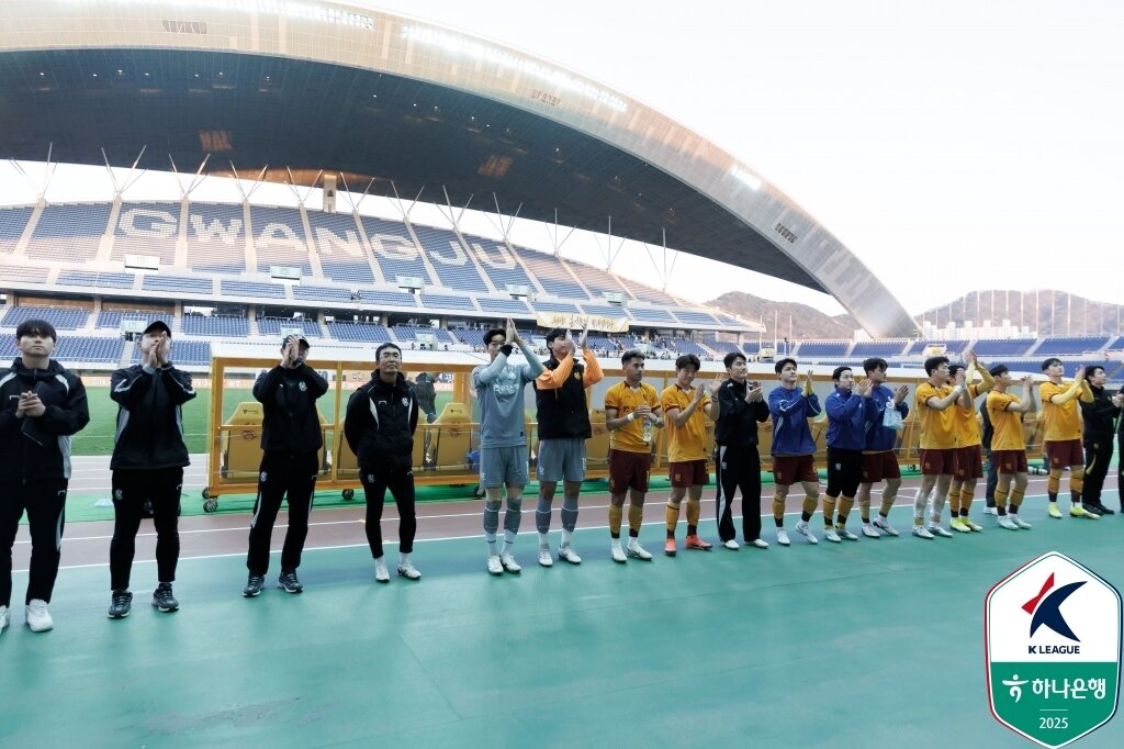 본문 이미지 - 매머드 구단 알힐랄을 상대하는 광주 선수들&#40;한국프로축구연맹 제공&#41; 