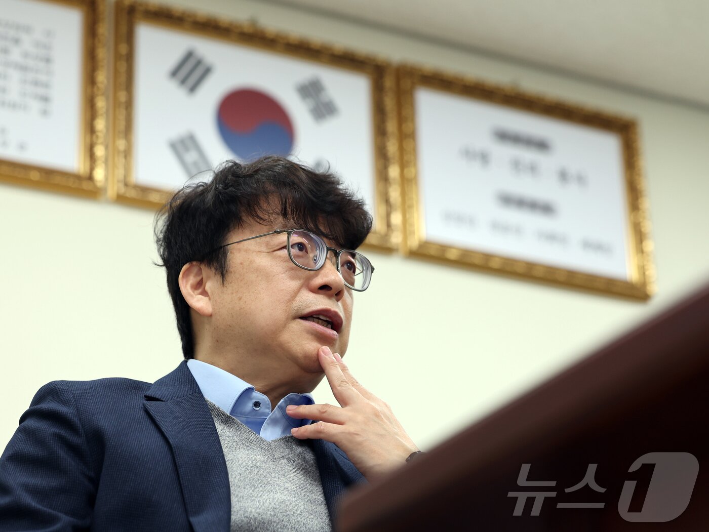 본문 이미지 - 윤종빈 명지대 정치외교학과 교수가 25일 서울 서대문구 명지대학교 인문캠퍼스에서 뉴스1 대선 기획 ‘3040, 차기 정부에 바란다’ 인터뷰를 하고 있다. ⓒ News1 황기선 기자