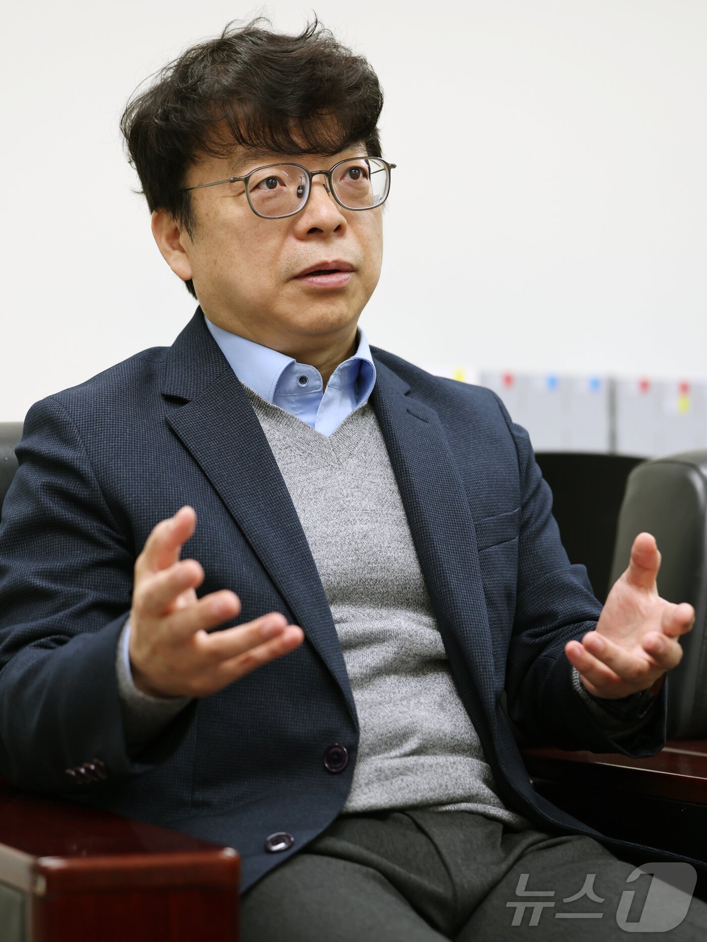 본문 이미지 - 윤종빈 명지대 정치외교학과 교수가 25일 서울 서대문구 명지대학교 인문캠퍼스에서 뉴스1 대선 기획 ‘3040, 차기 정부에 바란다’ 인터뷰를 하고 있다. 2025.4.25/뉴스1 ⓒ News1 황기선 기자