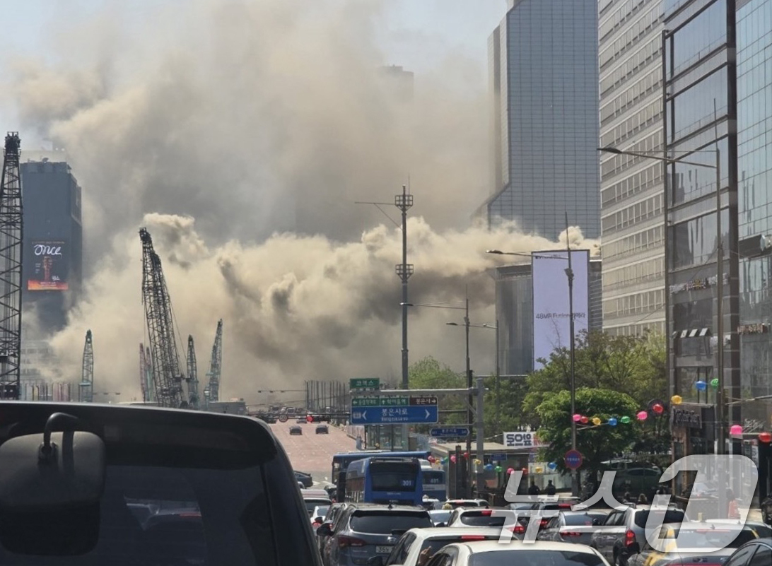 (서울=뉴스1) = 25일 서울 강남구 코엑스 내 입점한 식당에서 화재로 연기가 발생하고 있다. (독자 제공, 재판매 및 DB 금지) 2025.4.25/뉴스1