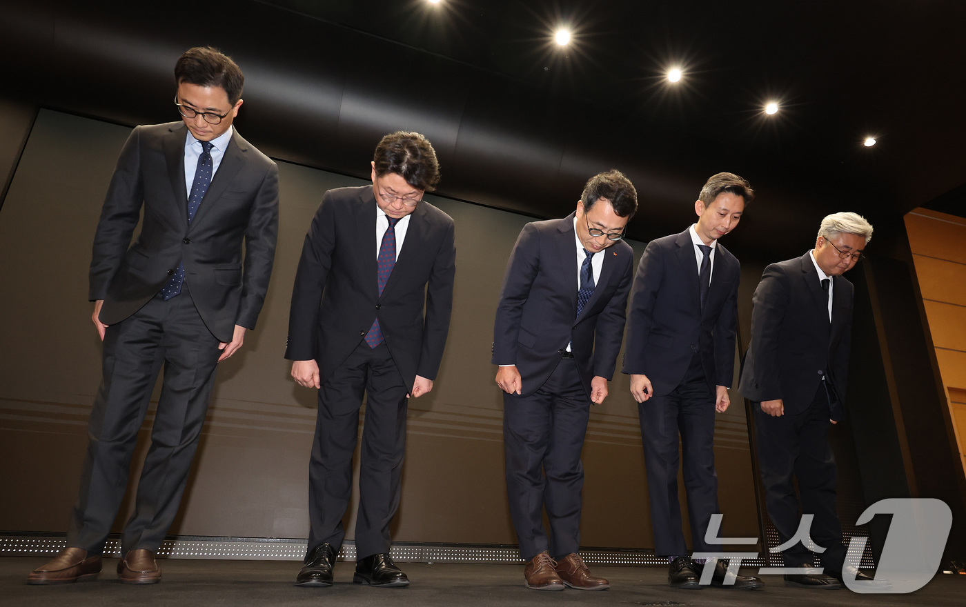 (서울=뉴스1) 이동해 기자 = 유영상 SK텔레콤 대표이사를 비롯한 임원들이 25일 서울 중구 SKT타워에서 고객 정보 보호조치 강화 설명회를 열고 SK텔레콤 이용자 유심(USIM …