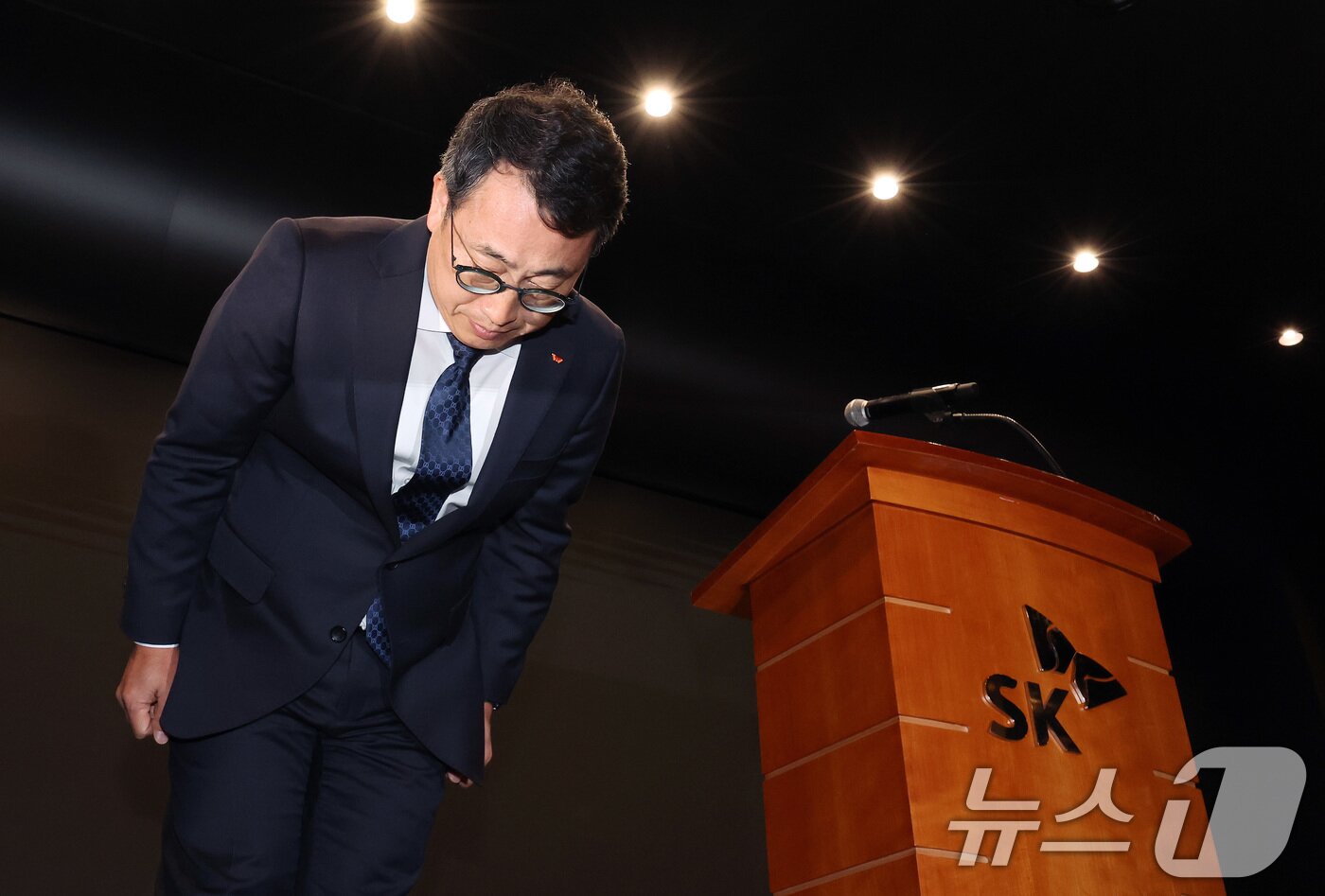 본문 이미지 - 유영상 SK텔레콤 대표이사가 25일 서울 중구 SKT타워에서 고객 정보 보호조치 강화 설명회를 열고 SK텔레콤 이용자 유심(USIM) 정보 해킹에 대해 고개 숙여 사과하고 있다. 2025.4.25/뉴스1 ⓒ News1 이동해 기자