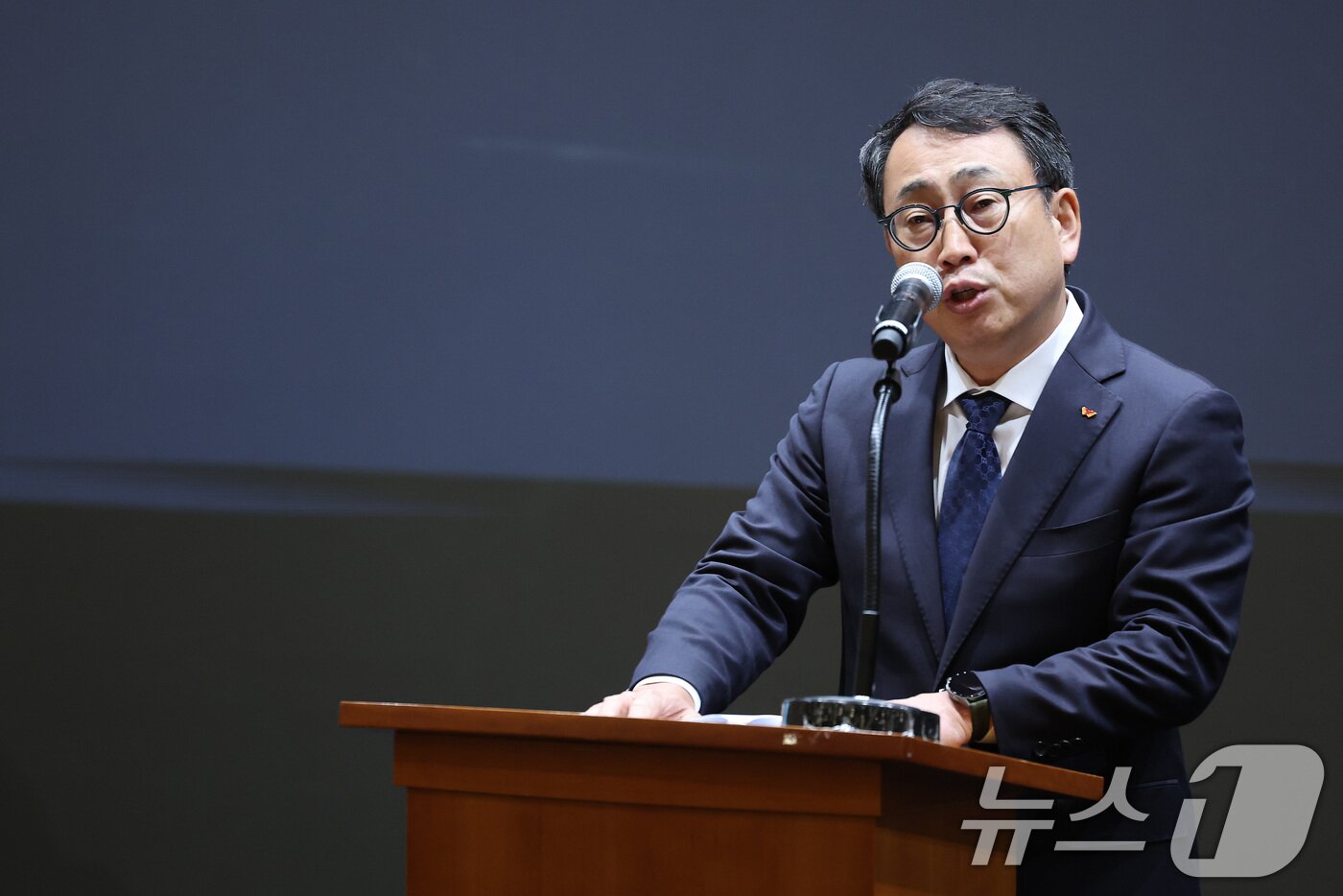 본문 이미지 - 유영상 SK텔레콤 대표이사가 25일 서울 중구 SKT타워에서 고객 정보 보호조치 강화 설명회를 열고 SK텔레콤 이용자 유심(USIM) 정보 해킹 사고와 관련해 사과하고 있다. 2025.4.25/뉴스1 ⓒ News1 이동해 기자