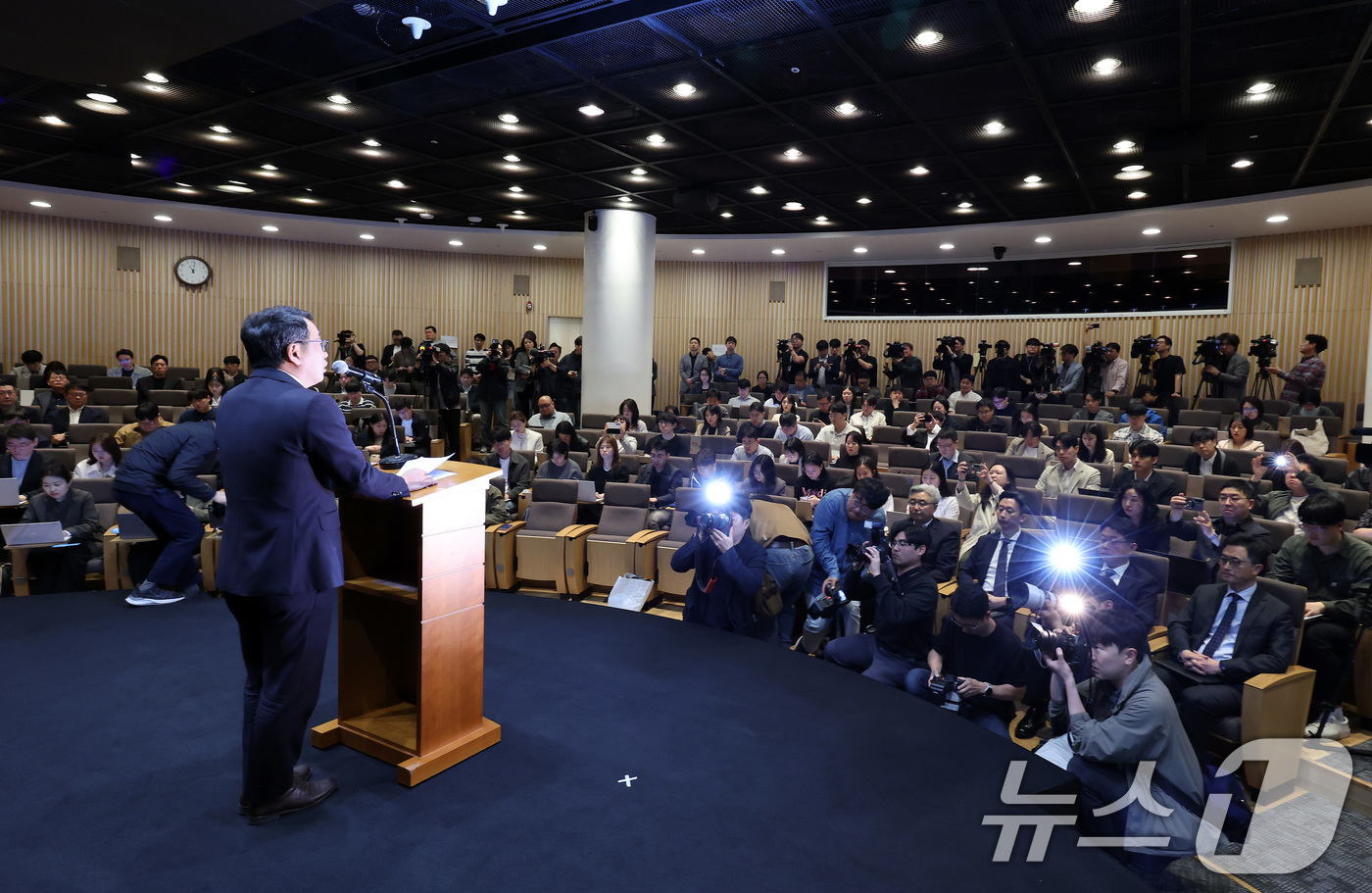 (서울=뉴스1) 이동해 기자 = 유영상 SK텔레콤 대표이사가 25일 서울 중구 SKT타워에서 고객 정보 보호조치 강화 설명회를 열고 SK텔레콤 이용자 유심(USIM) 정보 해킹 사 …