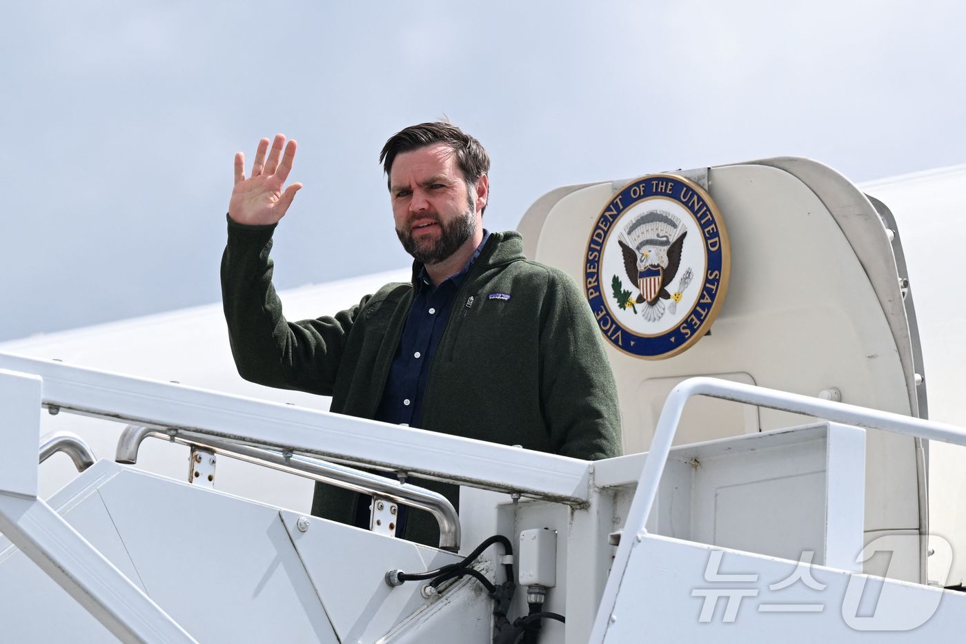 (람슈타인 AFP=뉴스1) 우동명 기자 = J.D. 밴스 미국 부통령이 24일(현지시간) 인도에서 워싱턴으로 귀국 중 독일의 람슈타인 공군 기지에 도착을 하고 있다. 2025.04 …