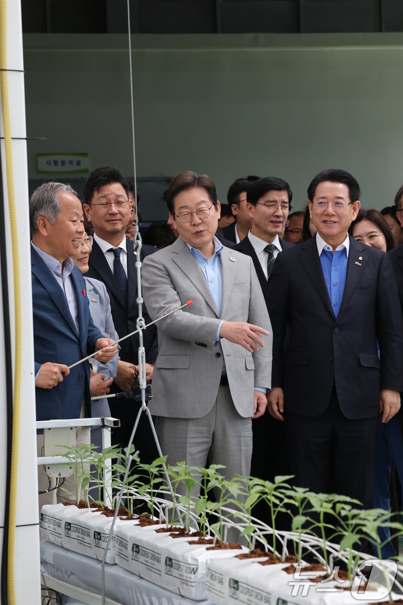본문 이미지 - 이재명 대통령(당시 더불어민주당 대선 경선 후보)가 25일 전남농업기술원에서 농업과학기술진흥 간담회를 갖고 에너지자립형 온실을 둘러보고 있다. 2025.4.25/뉴스1 ⓒ News1 김태성 기자
