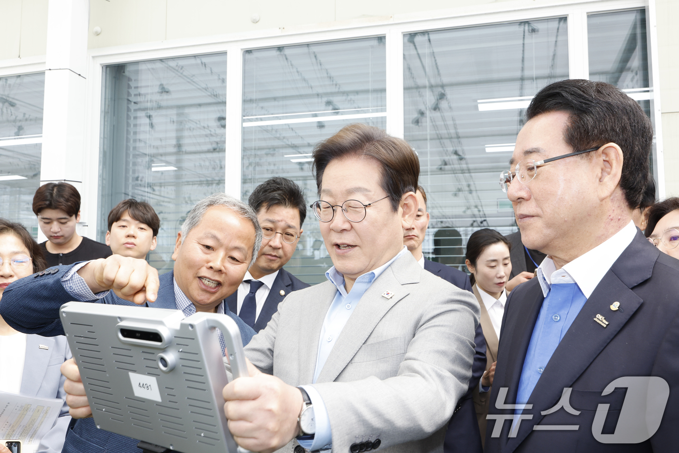 (나주=뉴스1) 김태성 기자 = 이재명 더불어민주당 대선 경선 후보가 25일 전남농업기술원에서 농업과학기술진흥 간담회를 갖고 에너지자립형 온실을 둘러보고 있다. 2025.4.25/ …