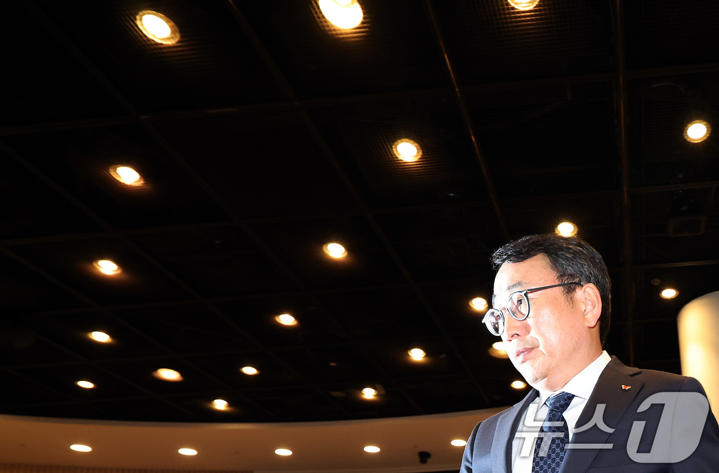 (서울=뉴스1) 이동해 기자 = 유영상 SK텔레콤 대표이사가 25일 서울 중구 SKT타워에서 고객 정보 보호조치 강화 설명회를 열고 SK텔레콤 이용자 유심(USIM) 정보 해킹 사 …