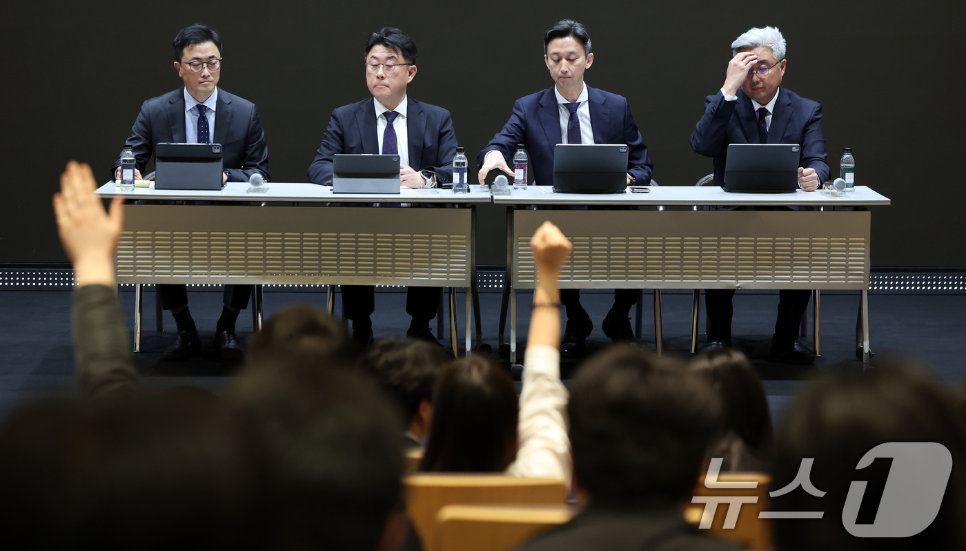 (서울=뉴스1) 이동해 기자 = SK텔레콤 임직원들이 25일 서울 중구 SKT타워에서 고객 정보 보호조치 강화 설명회를 열고 SK텔레콤 이용자 유심(USIM) 정보 해킹 사고와 관 …