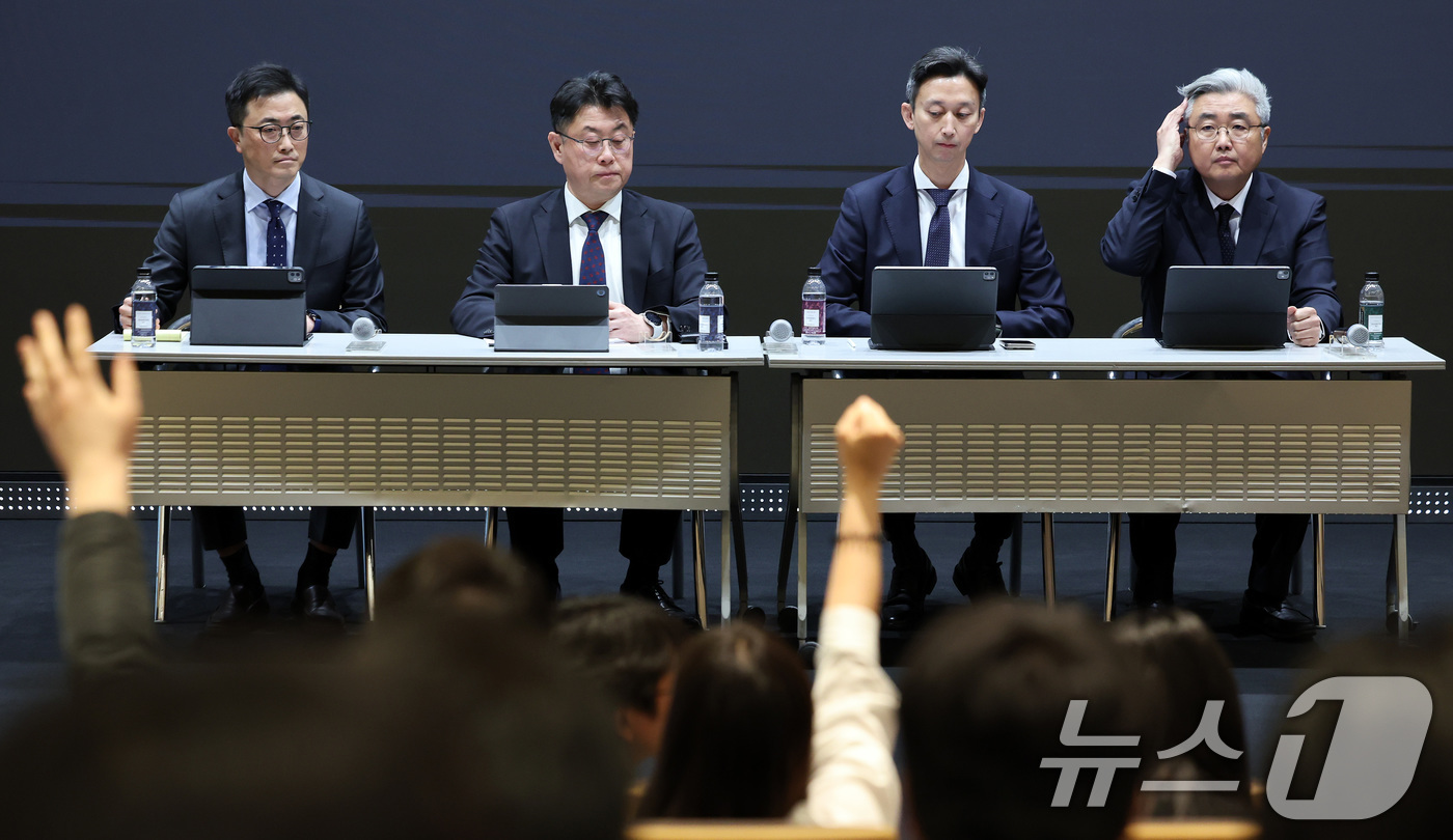 (서울=뉴스1) 이동해 기자 = SK텔레콤 임직원들이 25일 서울 중구 SKT타워에서 고객 정보 보호조치 강화 설명회를 열고 SK텔레콤 이용자 유심(USIM) 정보 해킹 사고와 관 …