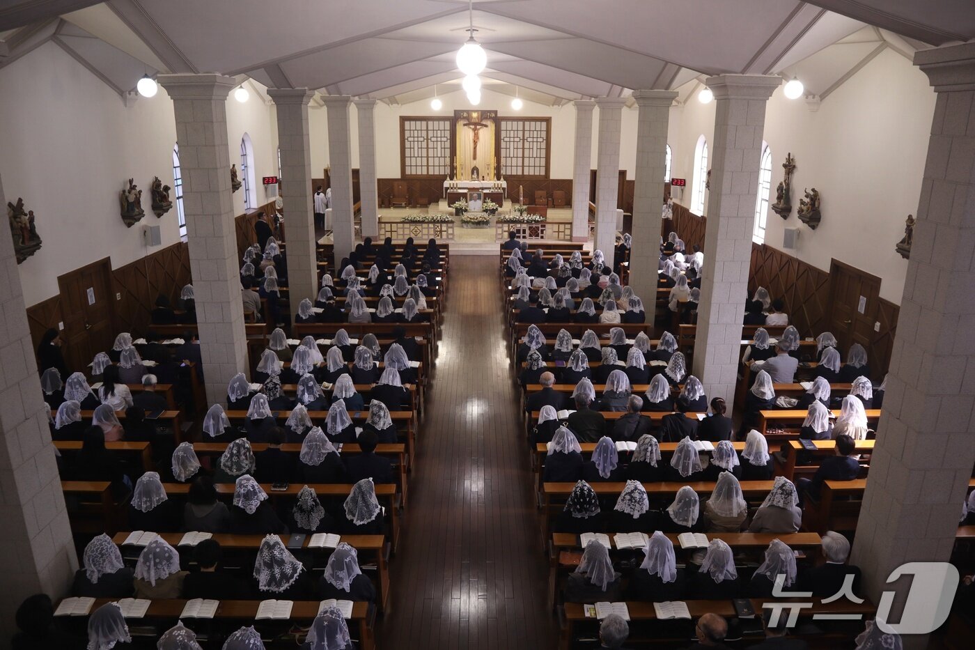본문 이미지 - 25일 오전 청주 내덕동 주교좌성당에서 프란치스코 교황 추모 미사가 봉헌되고 있다.2025.04.25./뉴스1