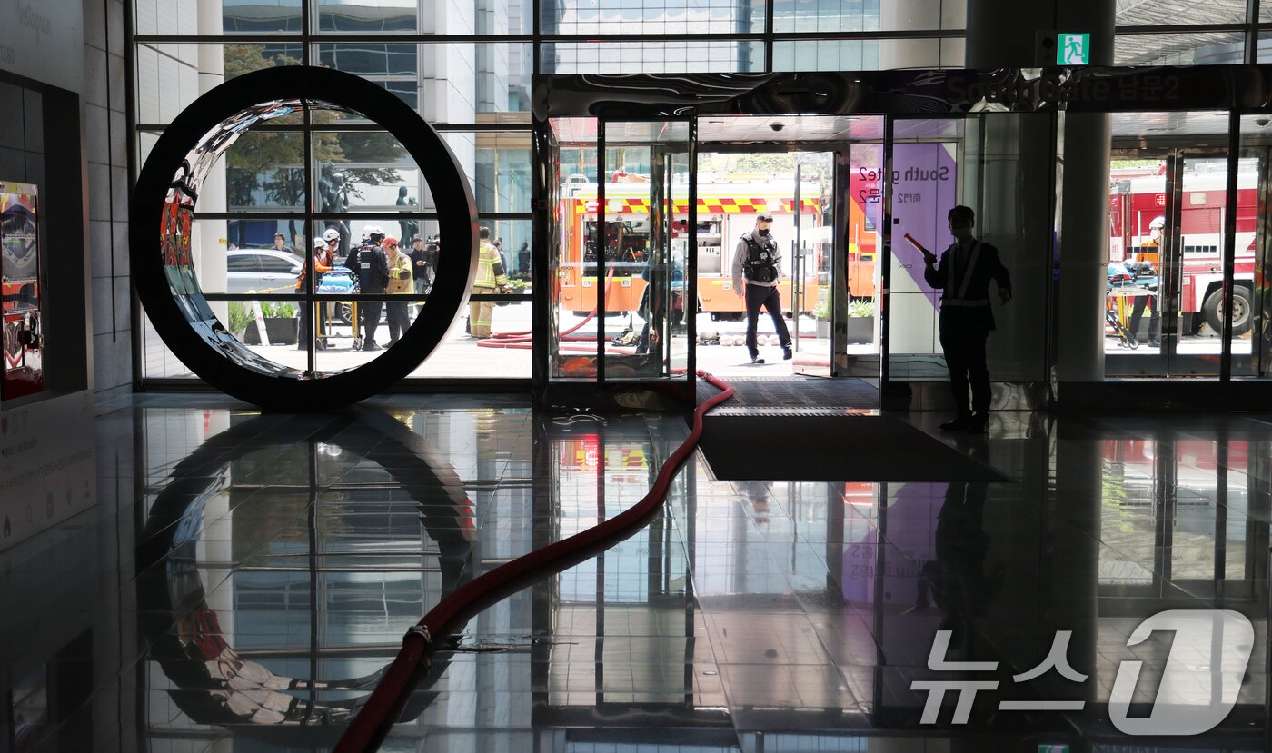 본문 이미지 - 25일 서울 강남구 코엑스에 입점한 식당에서 화재가 발생해 소방대원들이 현장을 살피고 있다. 2025.4.25/뉴스1 ⓒ News1 권현진 기자