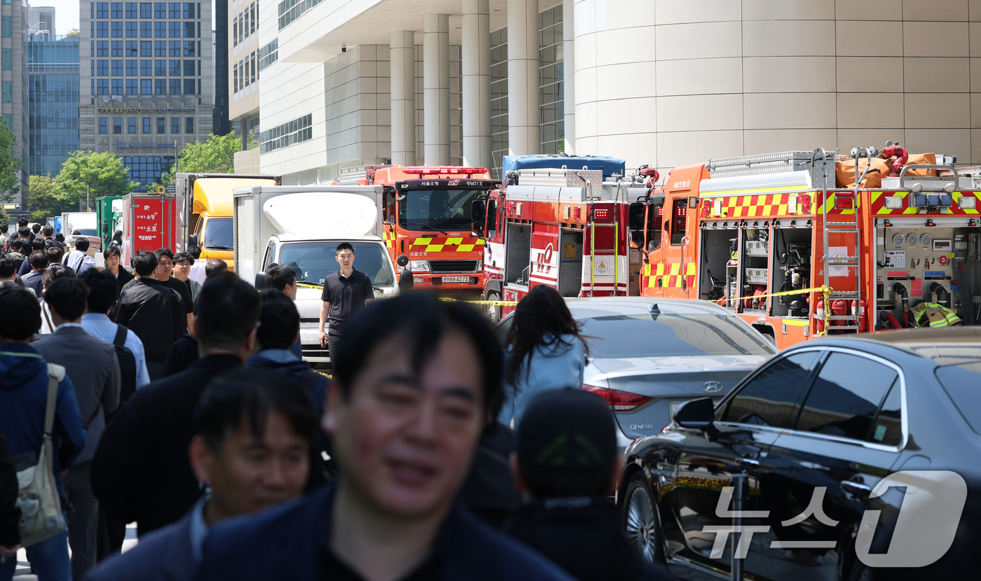 (서울=뉴스1) 권현진 기자 = 코엑스에 입점한 식당에서 화재가 발생한 25일 서울 강남구 코엑스 앞에 소방차가 세워져 있다. 2025.4.25/뉴스1