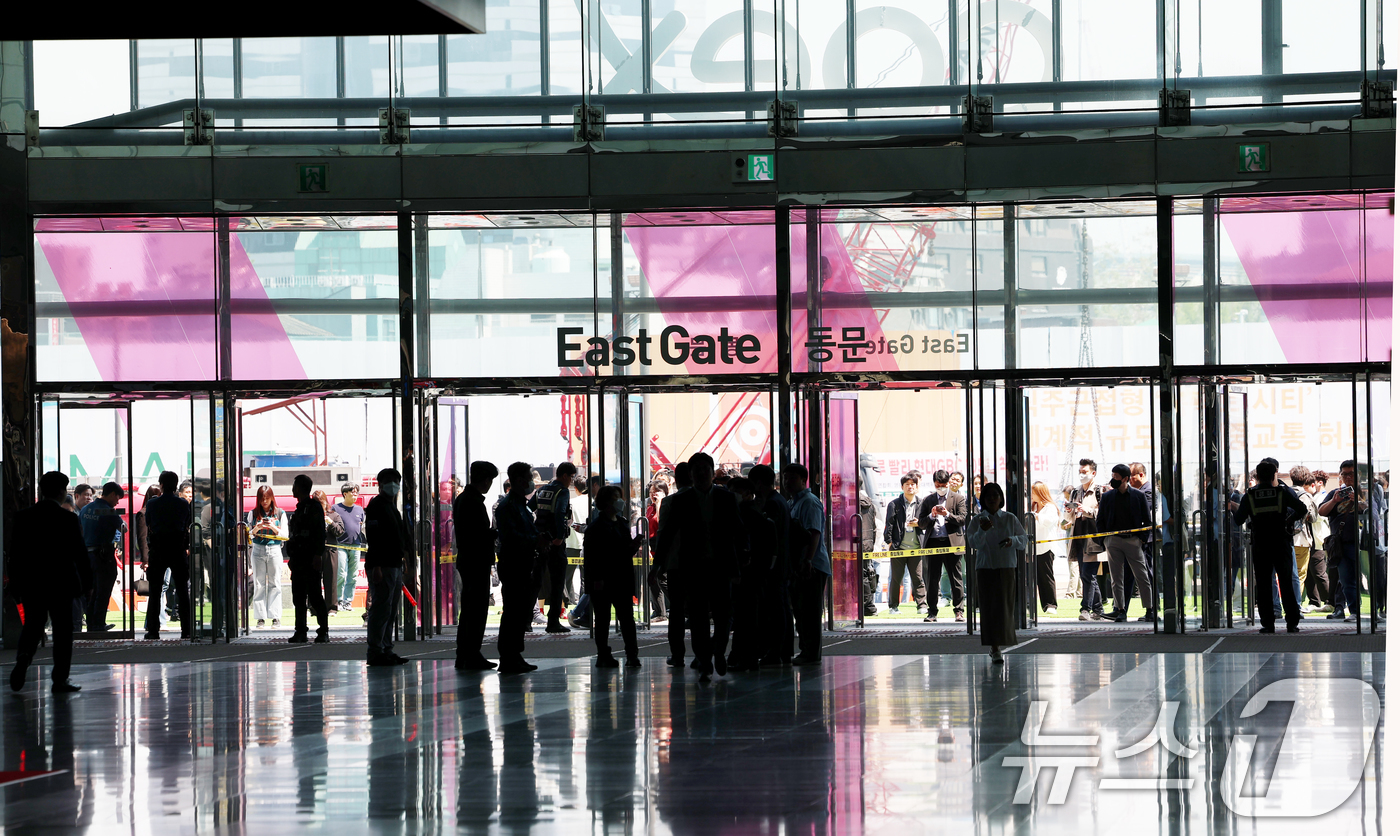 (서울=뉴스1) 권현진 기자 = 코엑스에 입점한 식당에서 화재가 발생한 25일 서울 강남구 코엑스 밖에 시민들이 대피해 있다. 2025.4.25/뉴스1