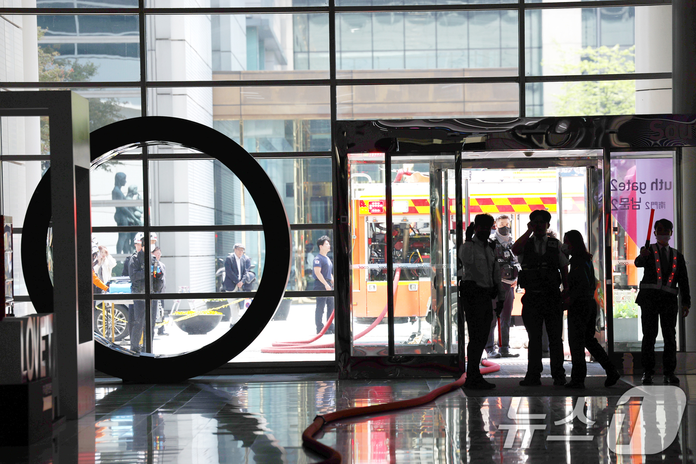 (서울=뉴스1) 권현진 기자 = 25일 서울 강남구 코엑스에 입점한 식당에서 화재가 발생해 소방대원들이 현장을 살피고 있다. 2025.4.25/뉴스1