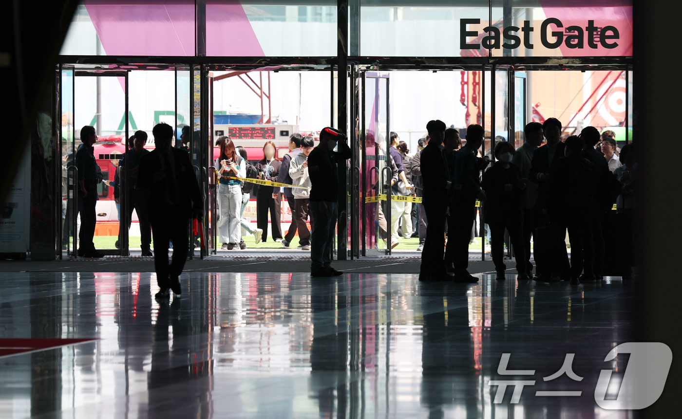 (서울=뉴스1) 권현진 기자 = 코엑스에 입점한 식당에서 화재가 발생한 25일 서울 강남구 코엑스 밖에 시민들이 대피해 있다. 2025.4.25/뉴스1